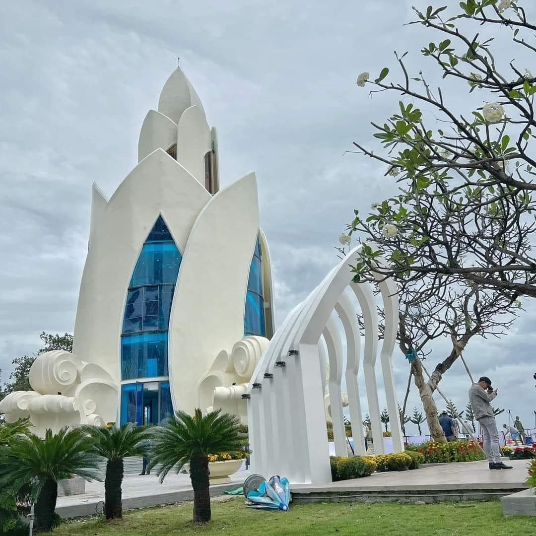 Tháp Trầm hương hiện đang được trang trính không gian khuôn viên để dân du xuân đón Tết. Ảnh: Thu Cúc