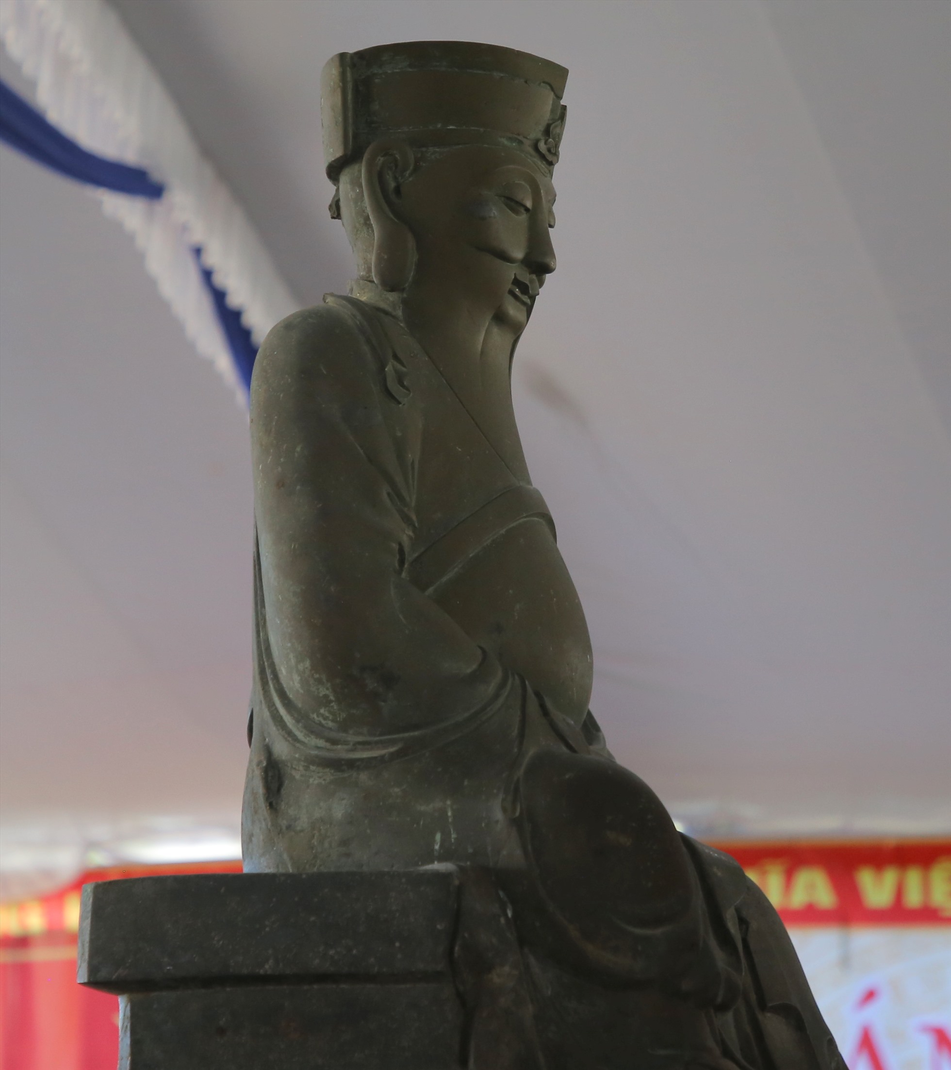 Khi phát hiện ra pho tượng, dân làng Trà Liên không biết tượng là ai nên coi là tượng Phật và đặt thờ trong ngôi chùa có tên Liễu Bông (còn gọi là Liễu Ba) được dựng lên trong khu vực trước đây là cung Phúc Châu - trung tâm Dinh Cát. Theo các vị cao niên làng Trà Liên kể lại, từ ngày thờ pho tượng, dân làng như được che chở, an yên, gặp nhiều may mắn. Trong những năm thập niên 60-70 của thế kỷ XX, chùa Liễu Ba bị bom đạn Mỹ đánh phá hư hại nhưng pho tượng vẫn nguyên vị. Sau ngày hòa bình thống nhất, dân làng không có điều kiện xây dựng lại ngôi chùa nên tiếp tục thờ pho tượng trên nền chùa cũ.