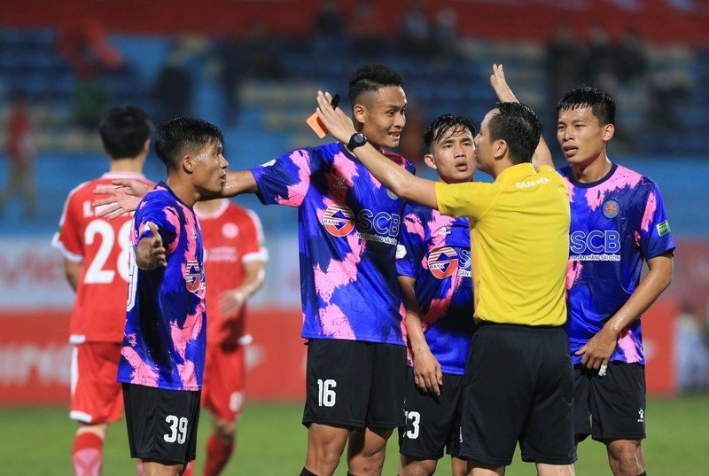 Chuyện trọng tài nóng suốt mùa giải V.League 2022, trong khi câu lạc bộ Sài Gòn FC thanh lý một loạt cầu thủ. Ảnh: VPF