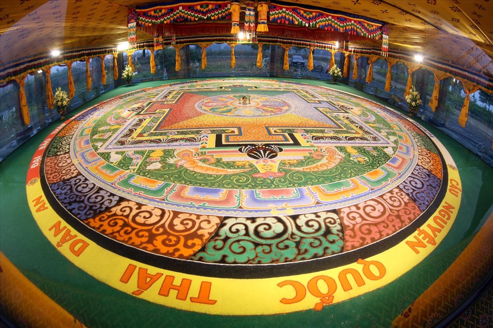 Kiệt tác Đại Mandala ngọc đá quý Phật Quan Âm Đại Bi Thiên Thủ Thiên Nhãn do các bậc cao tăng vùng Himalaya kiến lập, chế tác. Ảnh: Ban tổ chức