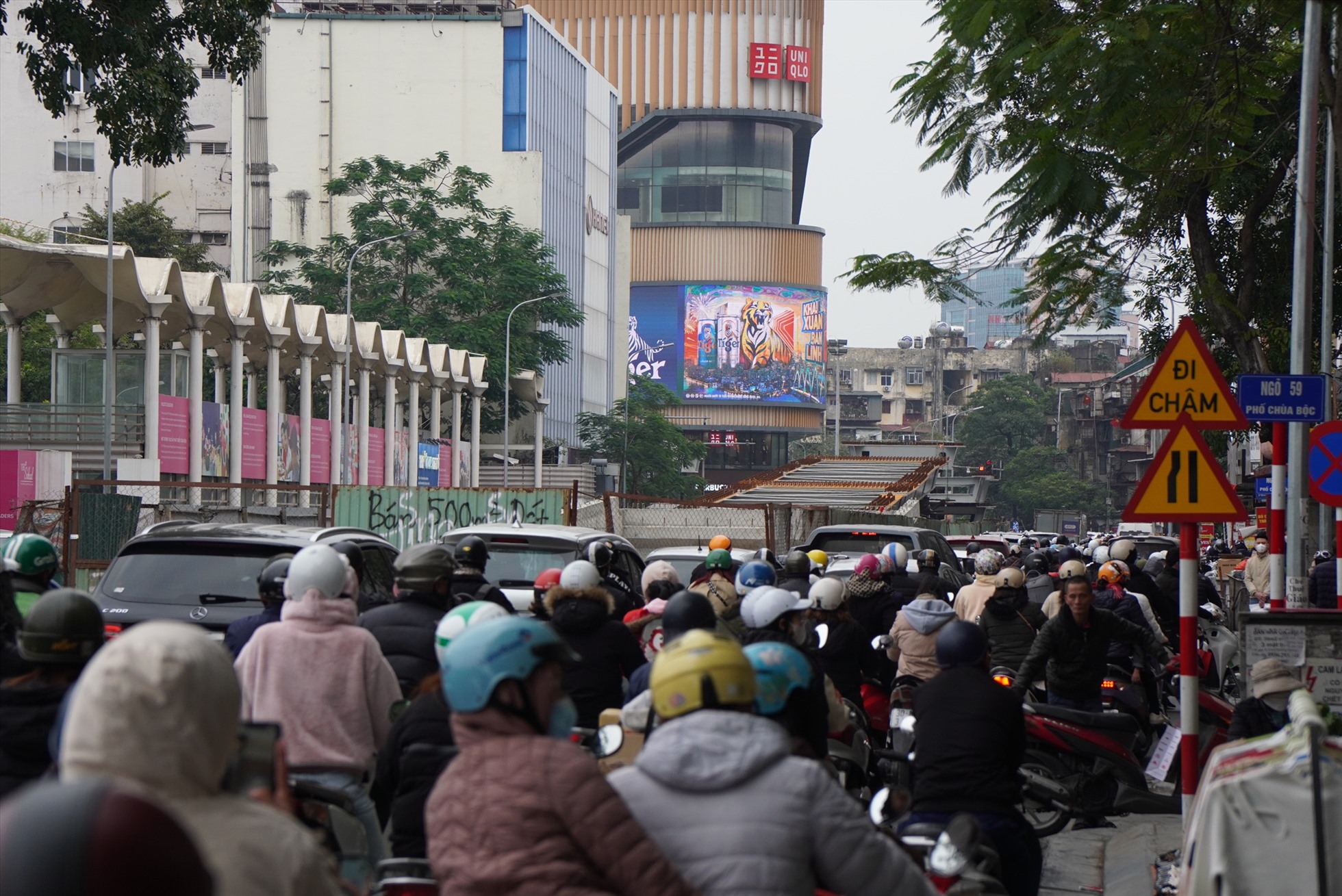 Lô cốt án ngữ ở phố Chùa Bộc khiến việc lưu thông của các phương tiện rất khó khăn. Ảnh: Hữu Chánh