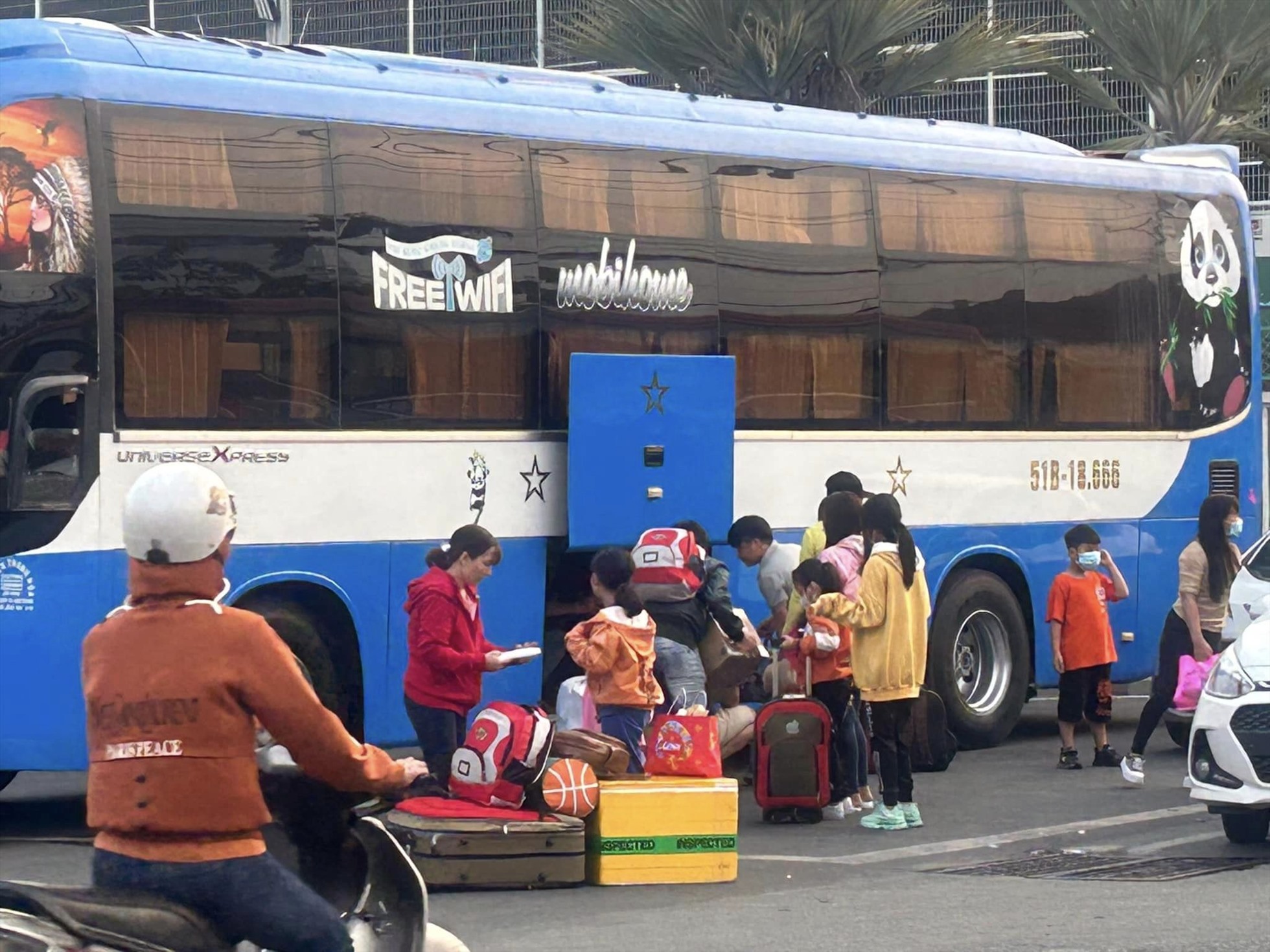 Công nhân Công ty TKG Taekwang Vina chuẩn bị hành lý về quê đón Tết. Ảnh: Hà Anh Chiến