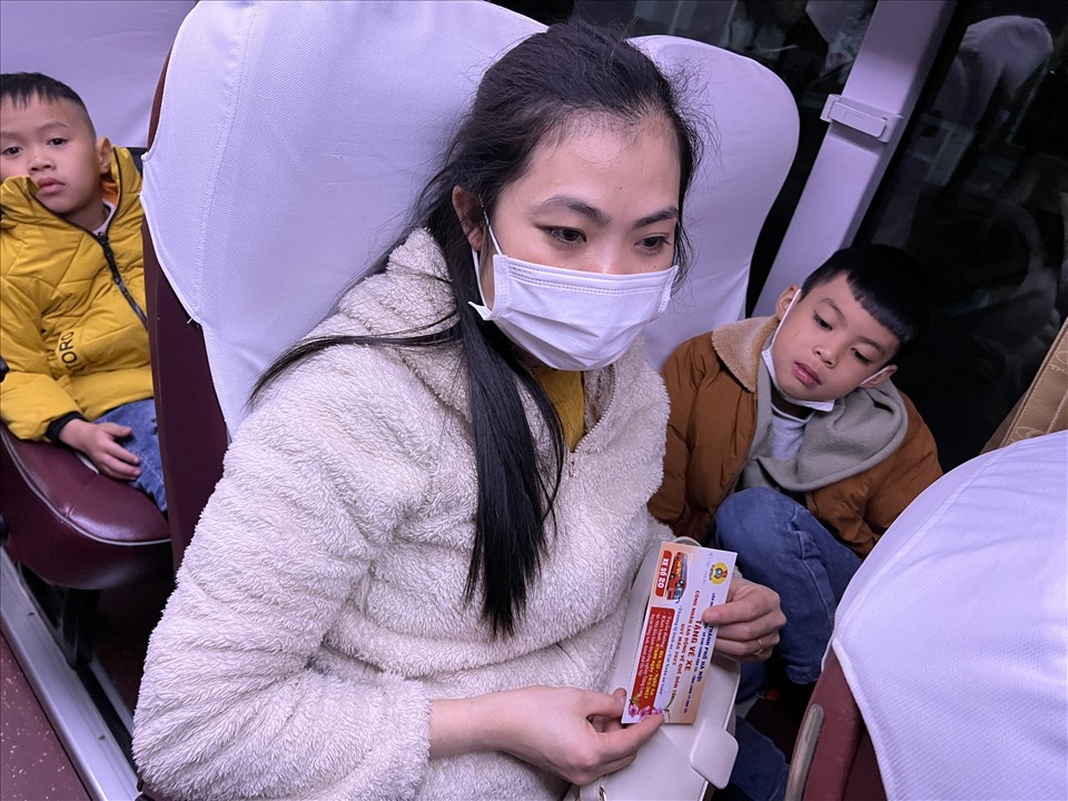 Chị Nguyễn Thị Loan thấy may mắn vì hai mẹ con được về quê trên chuyến xe do Công đoàn tổ chức. Ảnh: Linh Nguyên