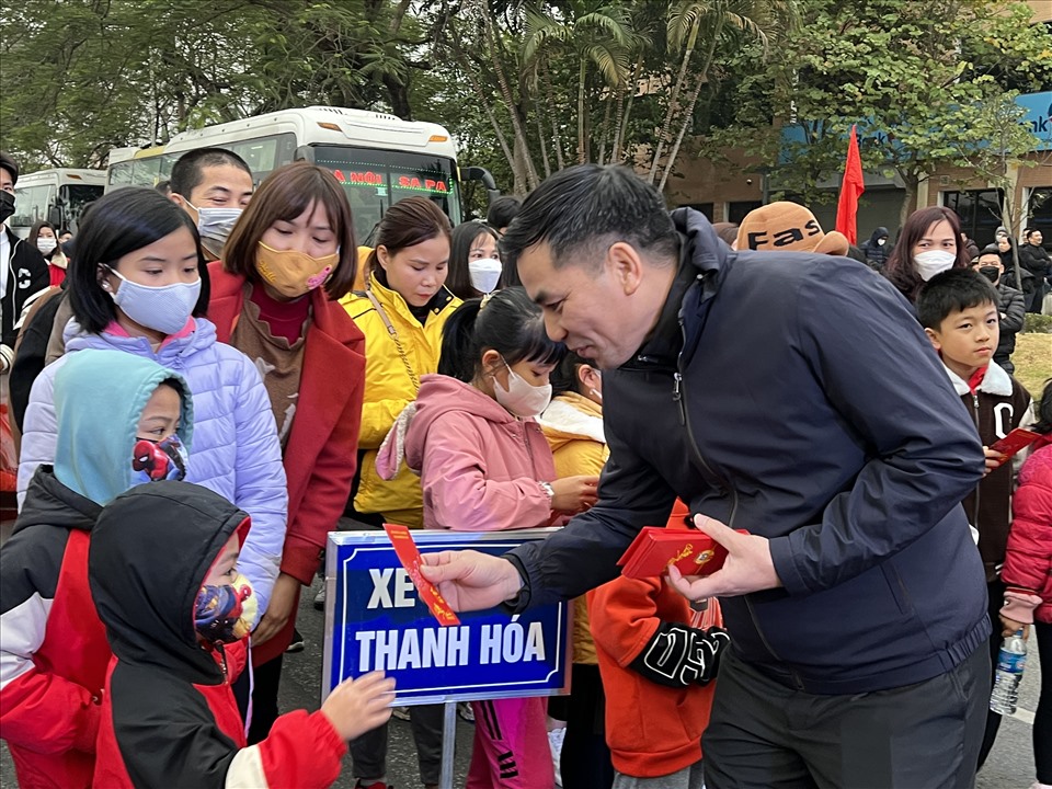 Phó Chủ tịch Lê Đình Hùng trao lì xì cho các con và chúc các công nhân có chuyến đi an toàn, sau Tết trở lại làm việc đúng quy định. Ảnh: Linh Nguyên
