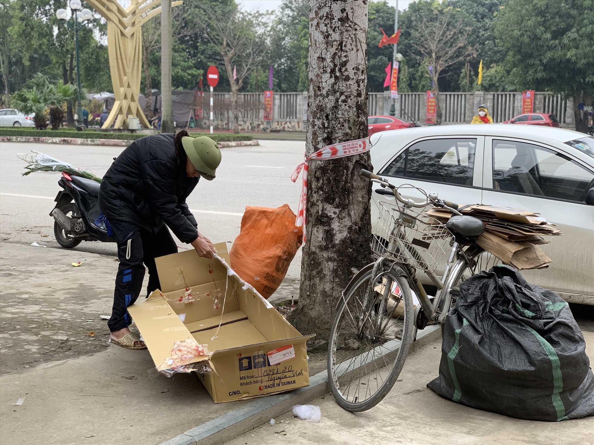 Cảnh cô quạnh ngày cuối năm của cụ ông nhặ ve chai trên tuyến đường Đại lộ Lê Nin. Ảnh: Quỳnh Trang