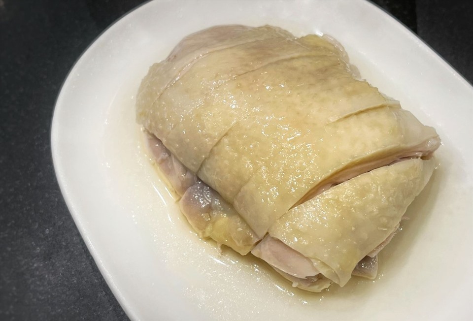 Thịt gà luộc có thể chế biến thành nhiều món ăn đa dạng để đãi khách vào dịp Tết. Ảnh: