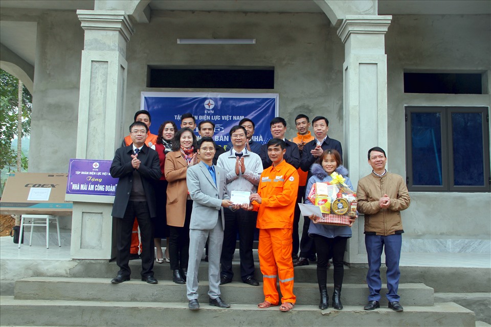 Đại diện Công ty Điện lực Thanh Hoá trao quà cho đoàn viên Phạm Hồng Thái. Ảnh: Hùng Mạnh