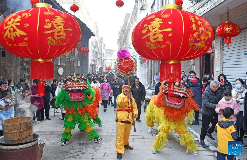 Người dân tập múa sư tử chào mừng Lễ hội Mùa xuân ở huyện Xianju, TP Thái Châu, tỉnh Chiết Giang, miền đông Trung Quốc ngày 18.1. Ảnh: Xinhua