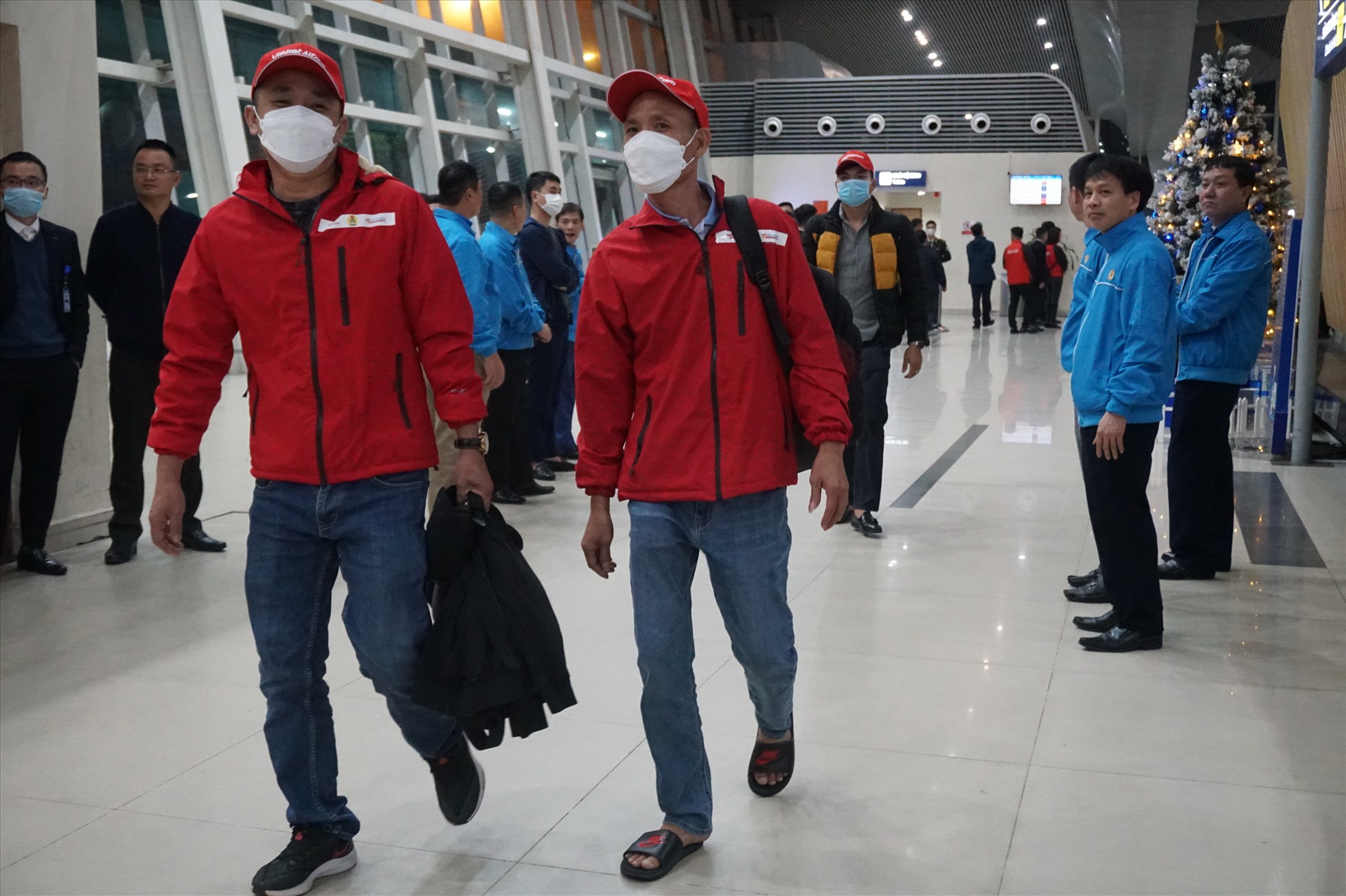 Cán bộ Công đoàn Thanh Hóa xuyên đêm ở Sân bay Thọ Xuân để đón công nhân về quê trên chuyến bay 0 đồng. Ảnh: Quách Du