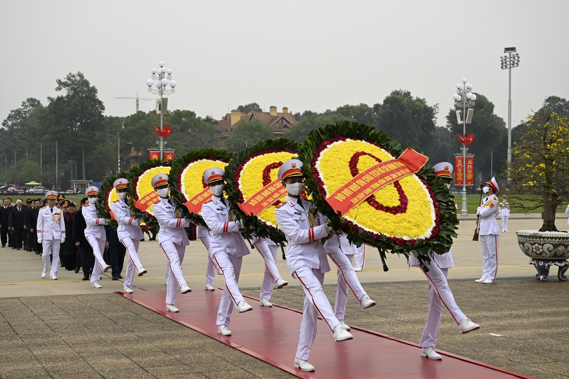 Các lãnh đạo, nguyên lãnh đạo Đảng, Nhà nước và Mặt trận Tổ quốc Việt Nam vào Lăng viếng Chủ tịch Hồ Chí Minh. Ảnh: Hải Nguyễn