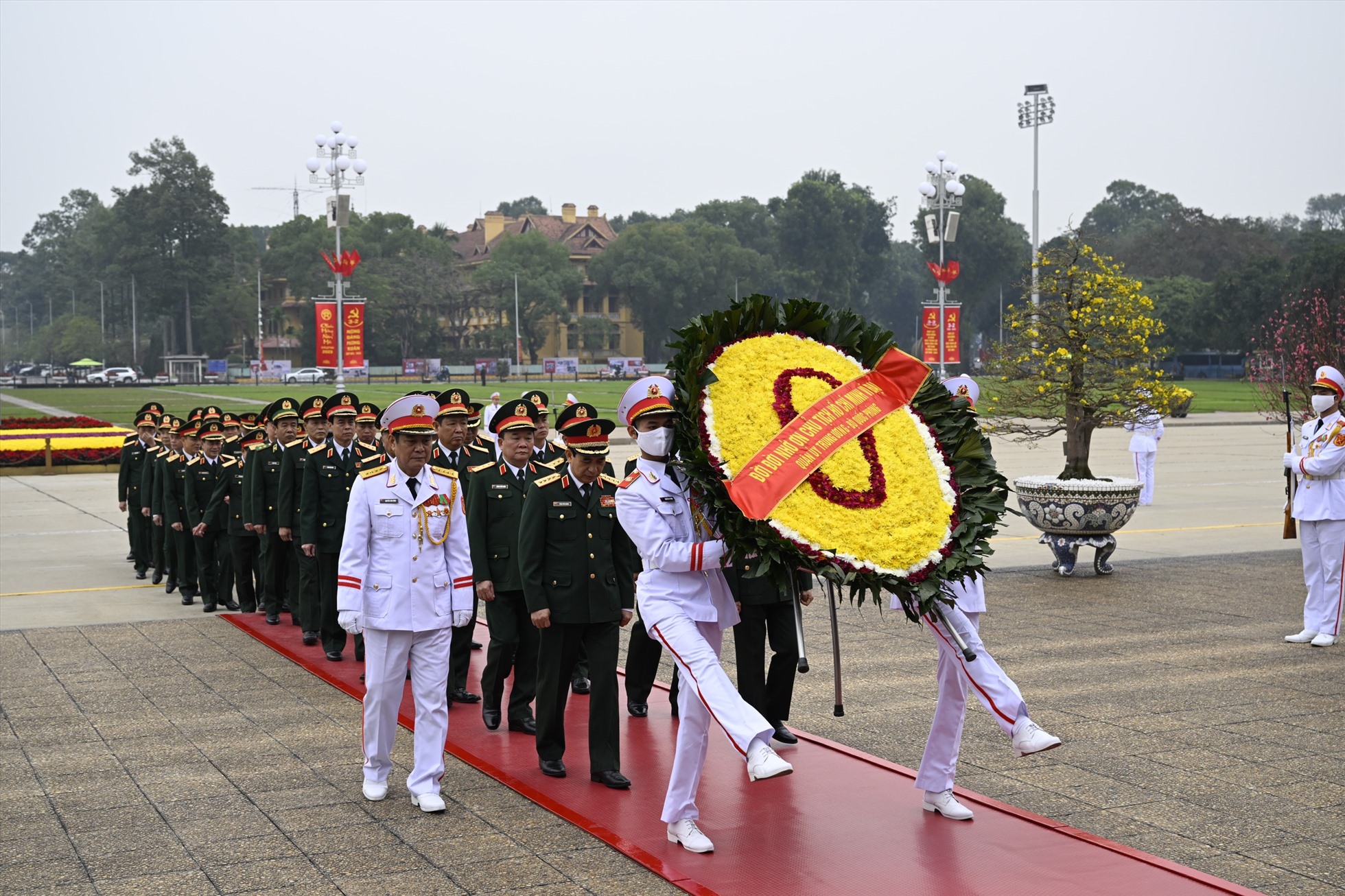 Đoang đại biểu Quân ủy Trung ương - Bộ Quốc phòng thành kính tưởng nhớ Chủ tịch Hồ Chí Minh. Ảnh: Hải Nguyễn