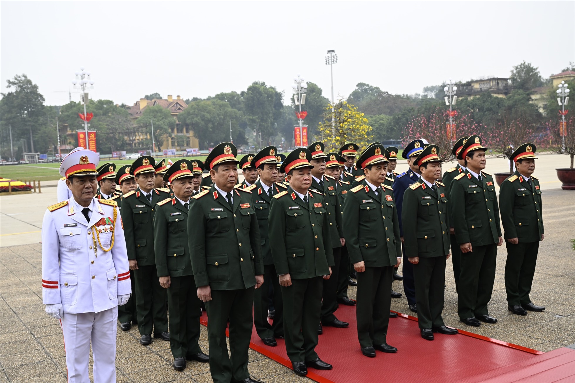 Đoang đại biểu Quân ủy Trung ương - Bộ Quốc phòng thành kính tưởng nhớ Chủ tịch Hồ Chí Minh. Ảnh: Hải Nguyễn