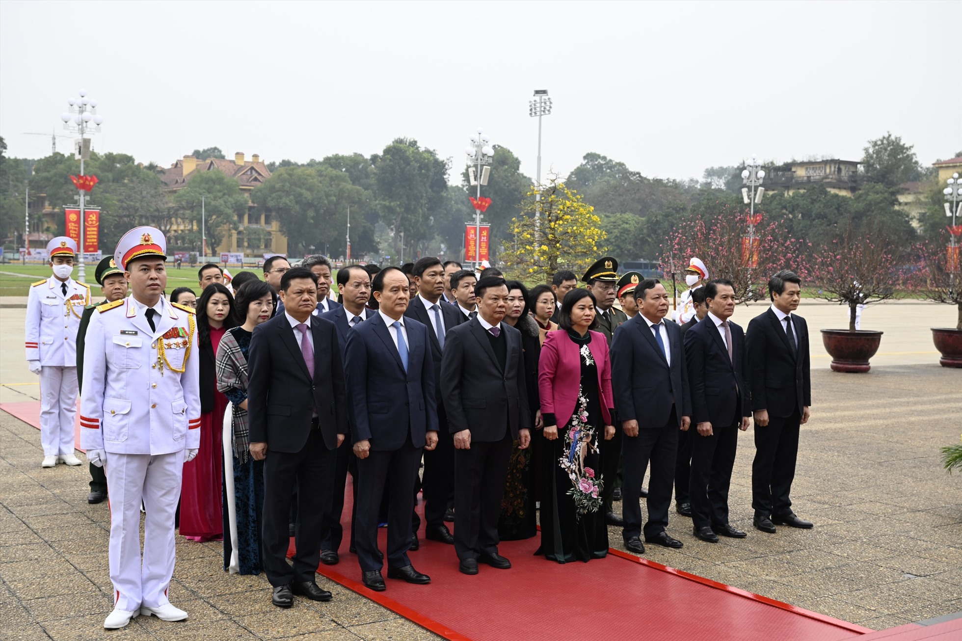 Đoàn đại biểu Thành phố Hà Nội đến đặt vòng hoa và vào Lăng viếng Chủ tịch Hồ Chí Minh. Ảnh: Hải Nguyễn