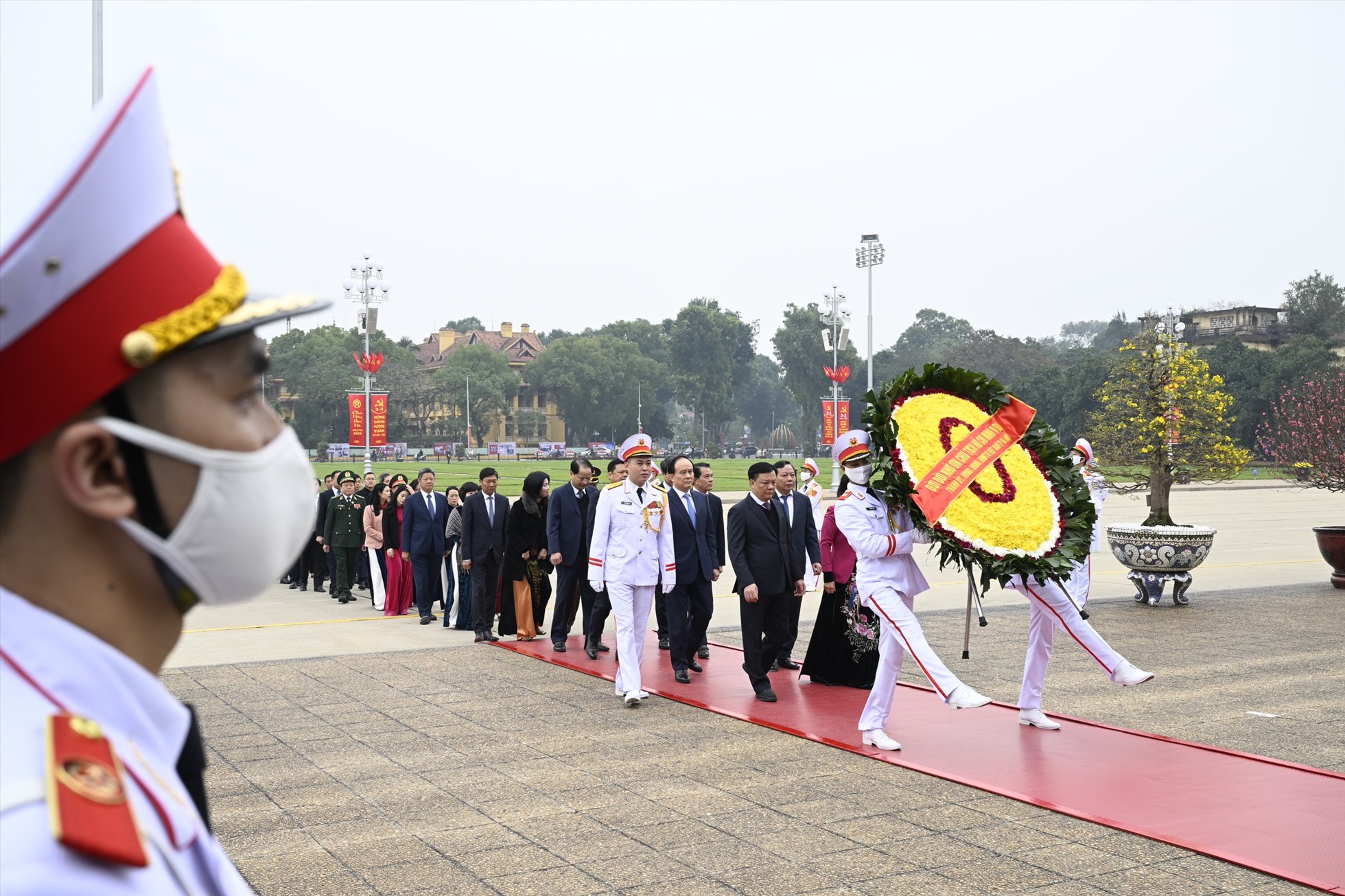 Đoàn đại biểu Thành phố Hà Nội đến đặt vòng hoa và vào Lăng viếng Chủ tịch Hồ Chí Minh. Ảnh: Hải Nguyễn