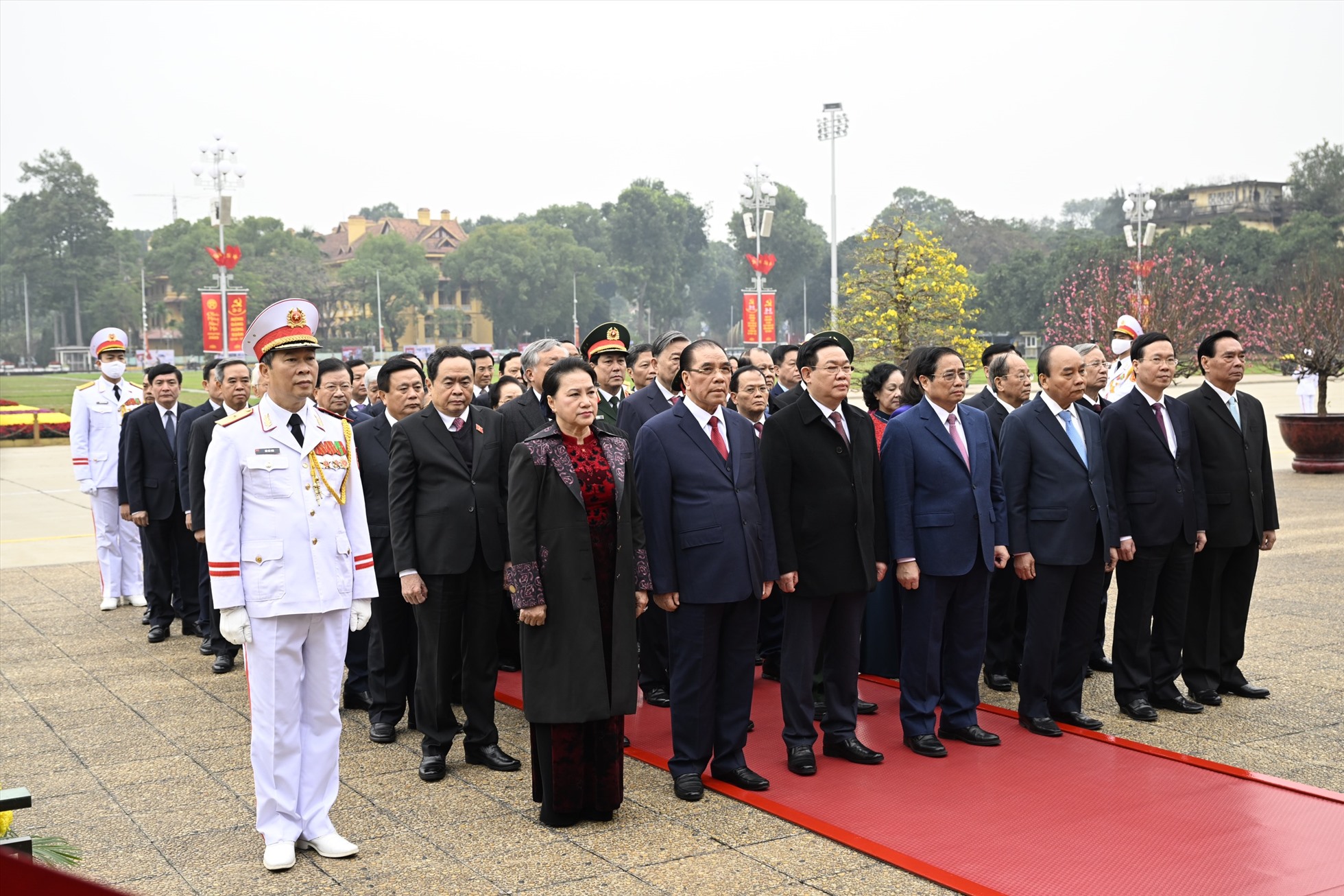 Các lãnh đạo, nguyên lãnh đạo Đảng, Nhà nước và Mặt trận Tổ quốc Việt Nam vào Lăng viếng Chủ tịch Hồ Chí Minh. Ảnh: Hải Nguyễn