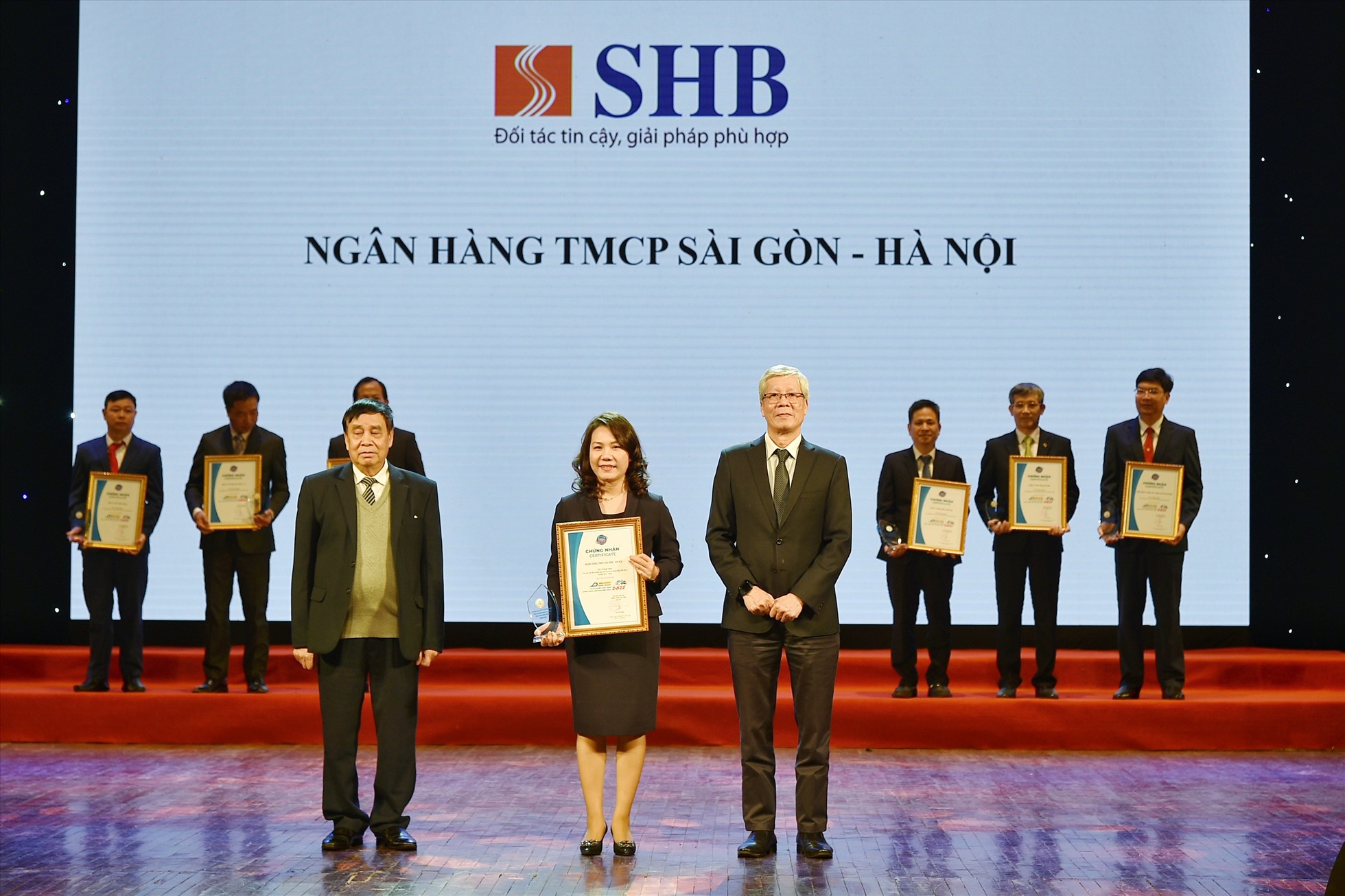 Phó Tổng Giám đốc Ninh Thị Lan Phương đại diện SHB nhận giải thưởng “Top 10 Ngân hàng thu xếp vốn đầu tư hiệu quả cho các dự án năng lượng Việt Nam từ năm 2017 – 2021”. Ảnh: SHB