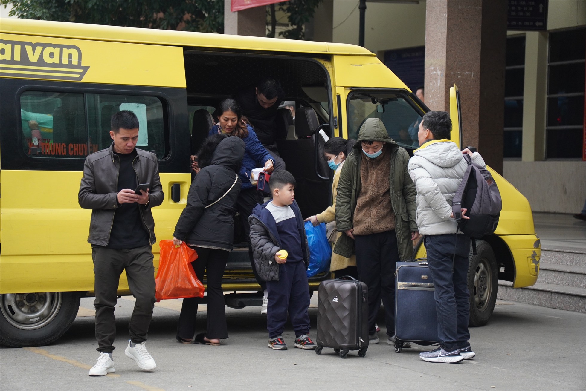Hành khách tấp nập mang theo hành lý háo hức rời thành phố về quê đón Tết Nguyên đán Quý Mão 2023. Ảnh: Hữu Chánh
