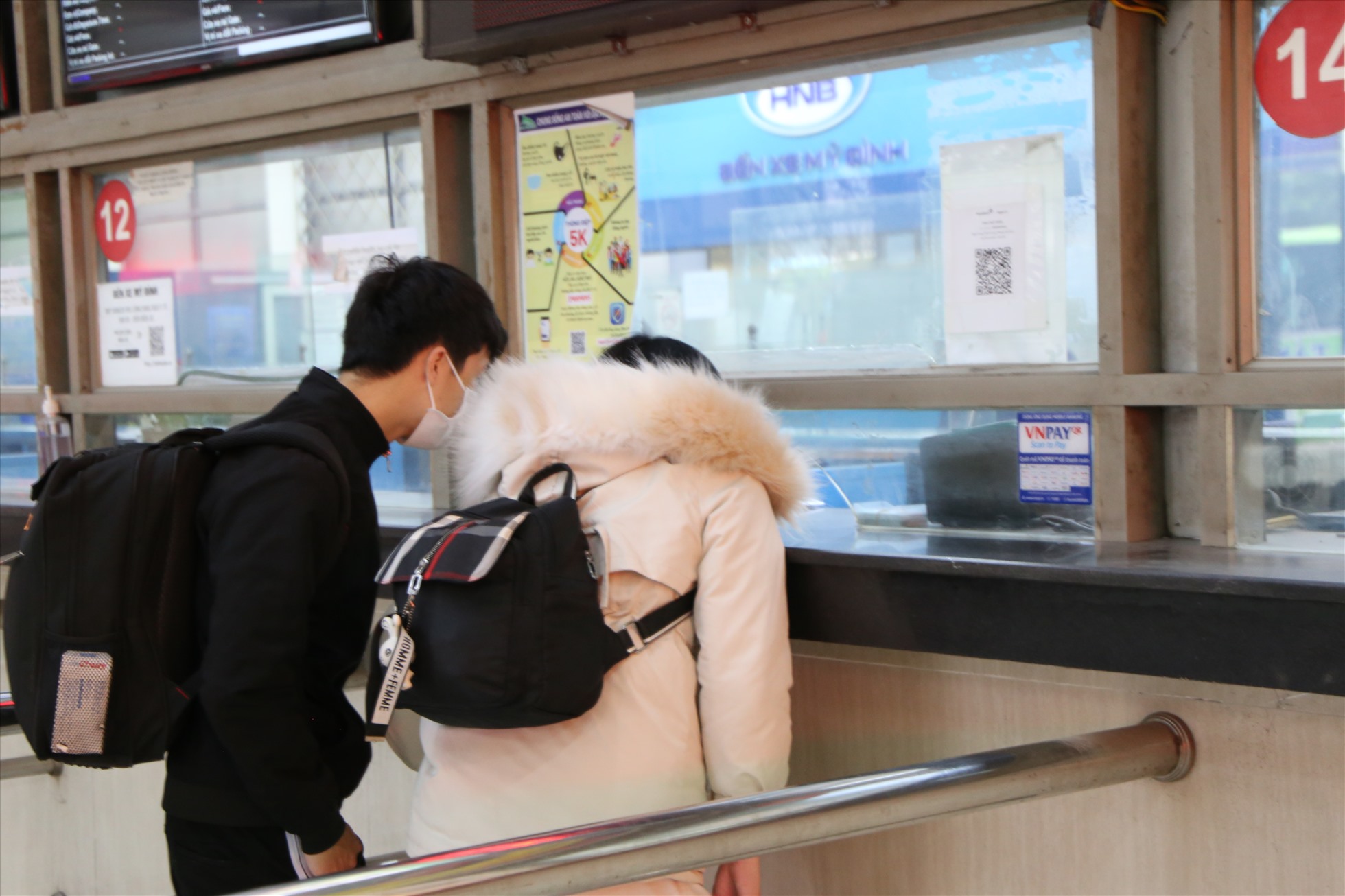 2 hành khách mua vé về Tuyên Quang nghỉ Tết. Ảnh: Phạm Đông