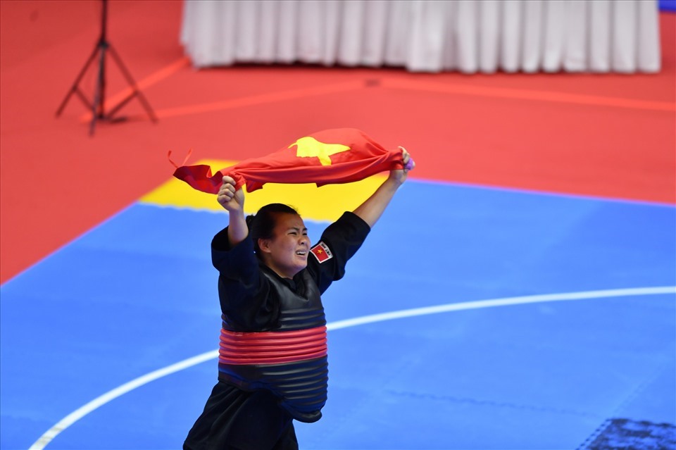 Khoảnh khắc xúc động của Thu Nghĩa khi giành huy chương vàng SEA Games. Ảnh: Hải Nguyễn