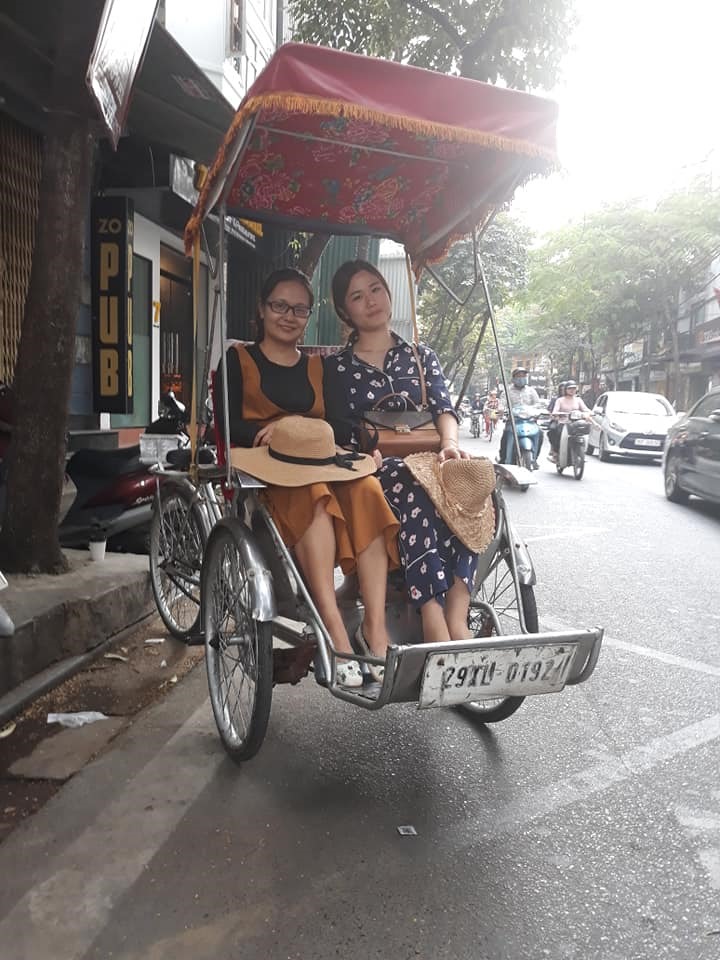 Cô Triệu Phi Phi (tay phải) trong chuyến du lịch Việt Nam năm 2019. Ảnh Hiếu Anh