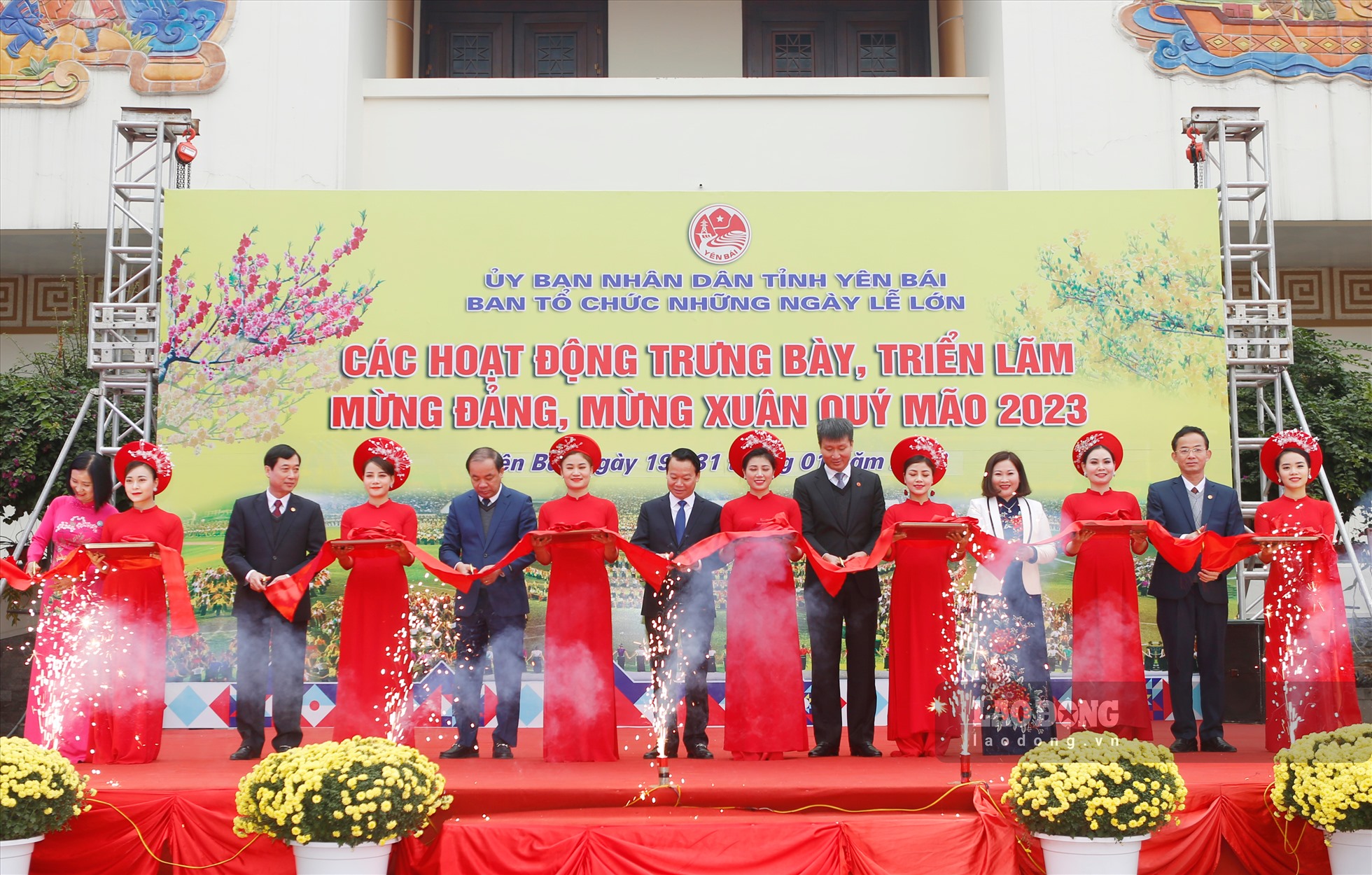 Tham gia Hội Báo xuân Quý Mão năm 2023 có trên 20 cơ quan báo chí, tạp chí, bản tin của tỉnh với trên 1.000 ấn phẩm báo chí, xuất bản phản ánh đa chiều, toàn diện những kết quả phát triển kinh tế - xã hội của tỉnh trong năm 2022 với những dấu ấn đặc biệt, đánh dấu sự nỗ lực vượt bậc của Đảng bộ, chính quyền và nhân dân các dân tộc tỉnh Yên Bái. Ảnh: Văn Đức.