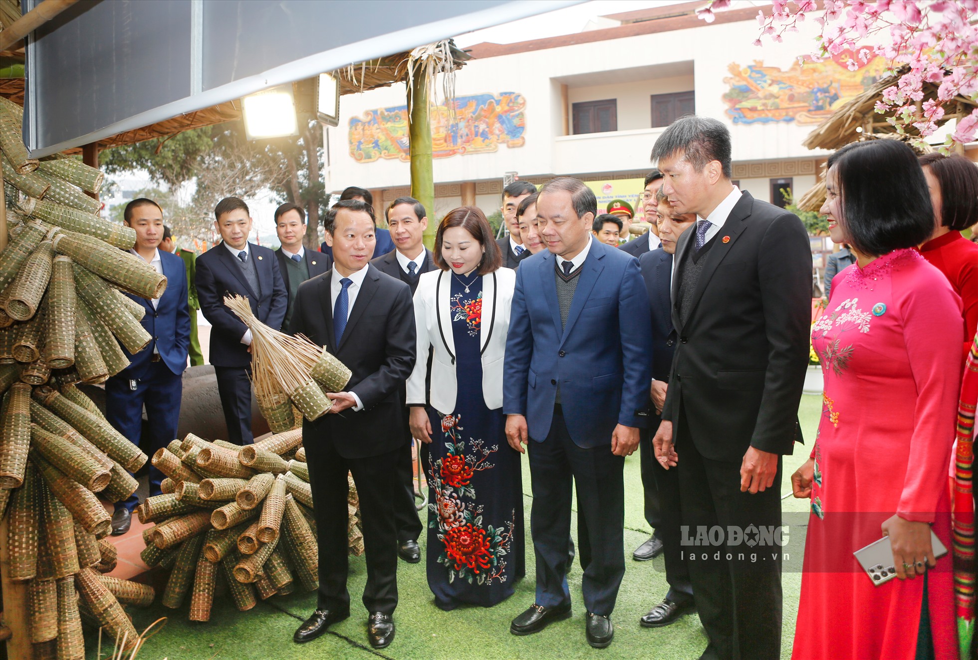 Nằm trong chương trình hoạt động, các sản phẩm của những làng nghề truyền thống cũng được trưng bày, giới thiệu. Ảnh: Văn Đức.