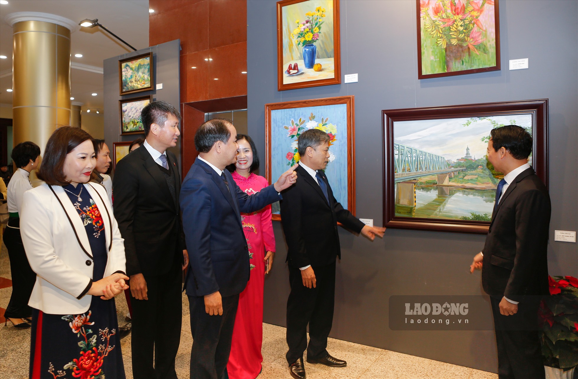 Trong khuôn khổ các hoạt động sẽ diễn ra triển lãm tranh nghệ thuật “Sắc hoa xuân”, ảnh nghệ thuật “Mùa xuân và lễ hội” quy tụ 150 tác phẩm tranh, ảnh nghệ thuật của các tác giả địa phương. Đến với triển lãm, nhân dân và du khách sẽ cảm nhận không khí tưng bừng của mùa xuân mới đang về thông qua sự sáng tạo của các nghệ sỹ trong từng tác phẩm, đó là lan tỏa và lời chúc tốt đẹp gửi đến công chúng về một năm mới ấm áp, tươi vui. Ảnh: Văn Đức.