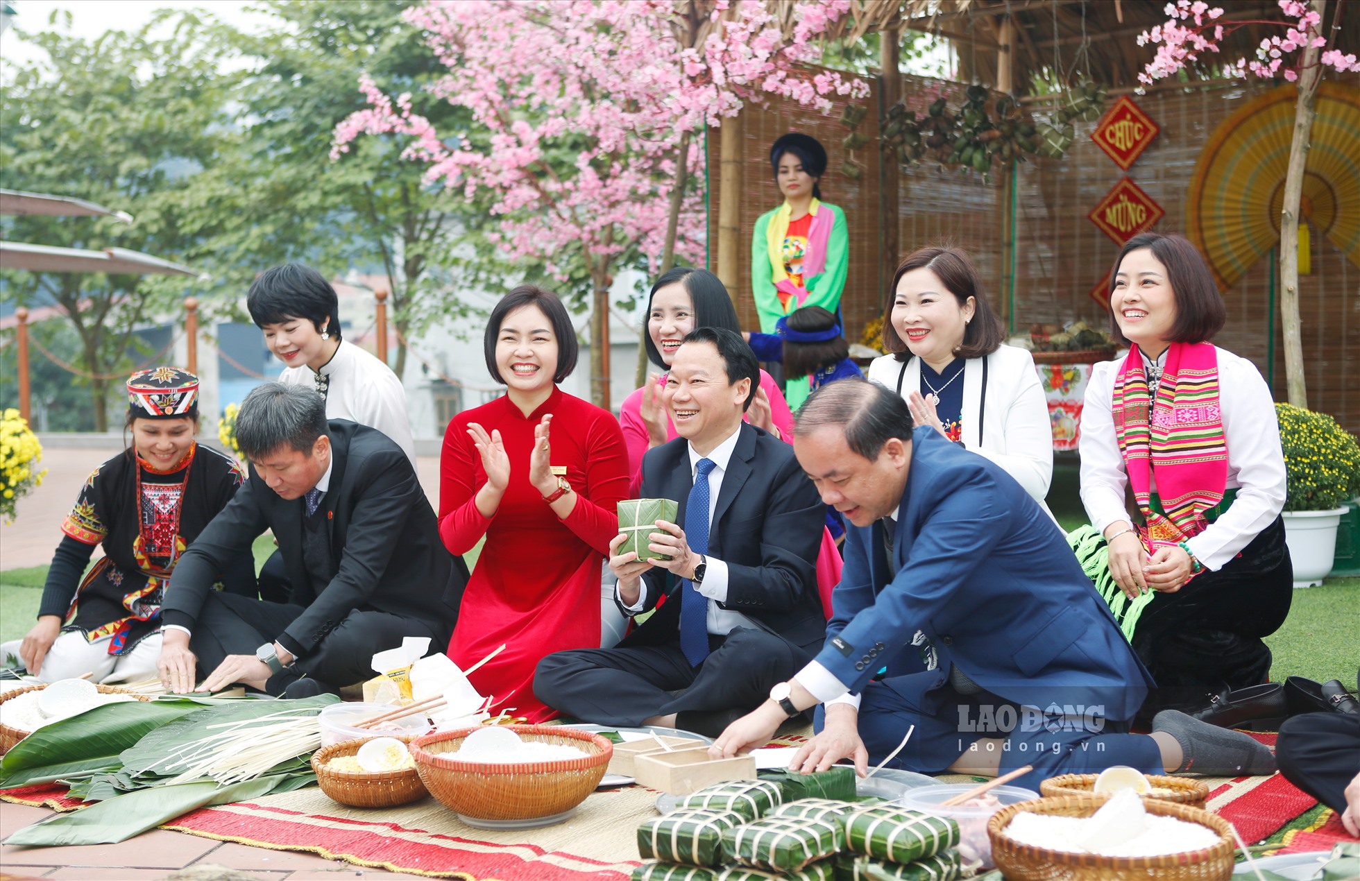 Độc đáo hơn cả trong các hoạt động là không gian trưng bày “Tết Việt”, “Chợ tết vùng cao“. Ảnh: Văn Đức.