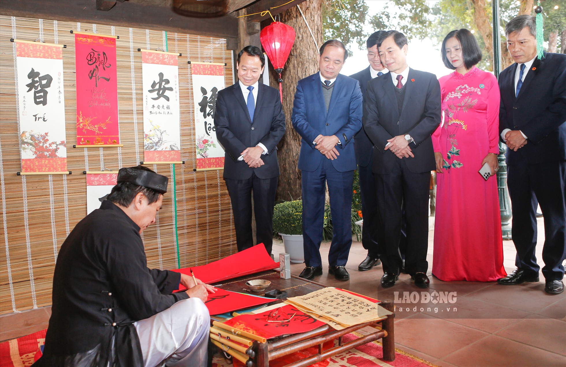 Với các gian trưng bày được chuẩn bị chu đáo, nội dung đặc sắc, hình thức phong phú, đa dạng, các hoạt động trưng bày, triễn lãm, Hội báo xuân mừng Đảng, mừng xuân Quý Mão 2023 hứa hẹn sẽ thu hút sự quan tâm của bà con nhân dân đến vui Xuân, đón tết. Các hoạt động trưng bày, triển lãm, Hội Báo xuân mừng Đảng, mừng xuân Quý Mão 2023 diễn ra từ ngày 19/1 đến 31.1. Ảnh: Văn Đức.