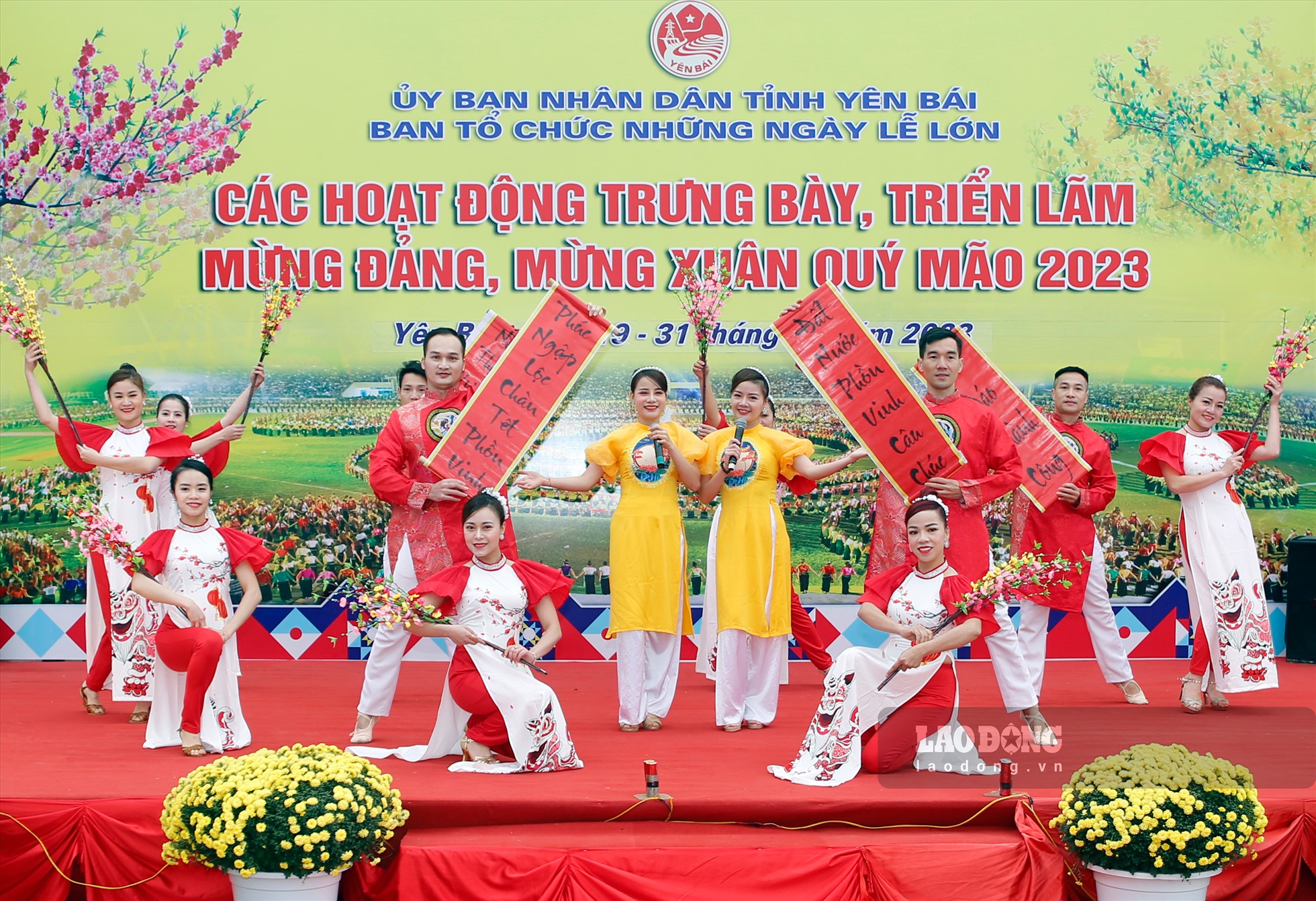 Các hoạt động trưng bày, triển lãm, Hội báo xuân mừng Đảng, mừng xuân Quý Mão 2023 tại Bảo tàng tỉnh bao gồm: Hội báo xuân; trưng bày tranh, ảnh nghệ thuật; sách, ấn phẩm, hình ảnh quảng bá sản phẩm du lịch của tỉnh; trưng bày chuyên đề “Tết Việt”, không gian chợ quê, làng nghề truyền thống; trình diễn văn hóa dân tộc. Ảnh: Văn Đức.