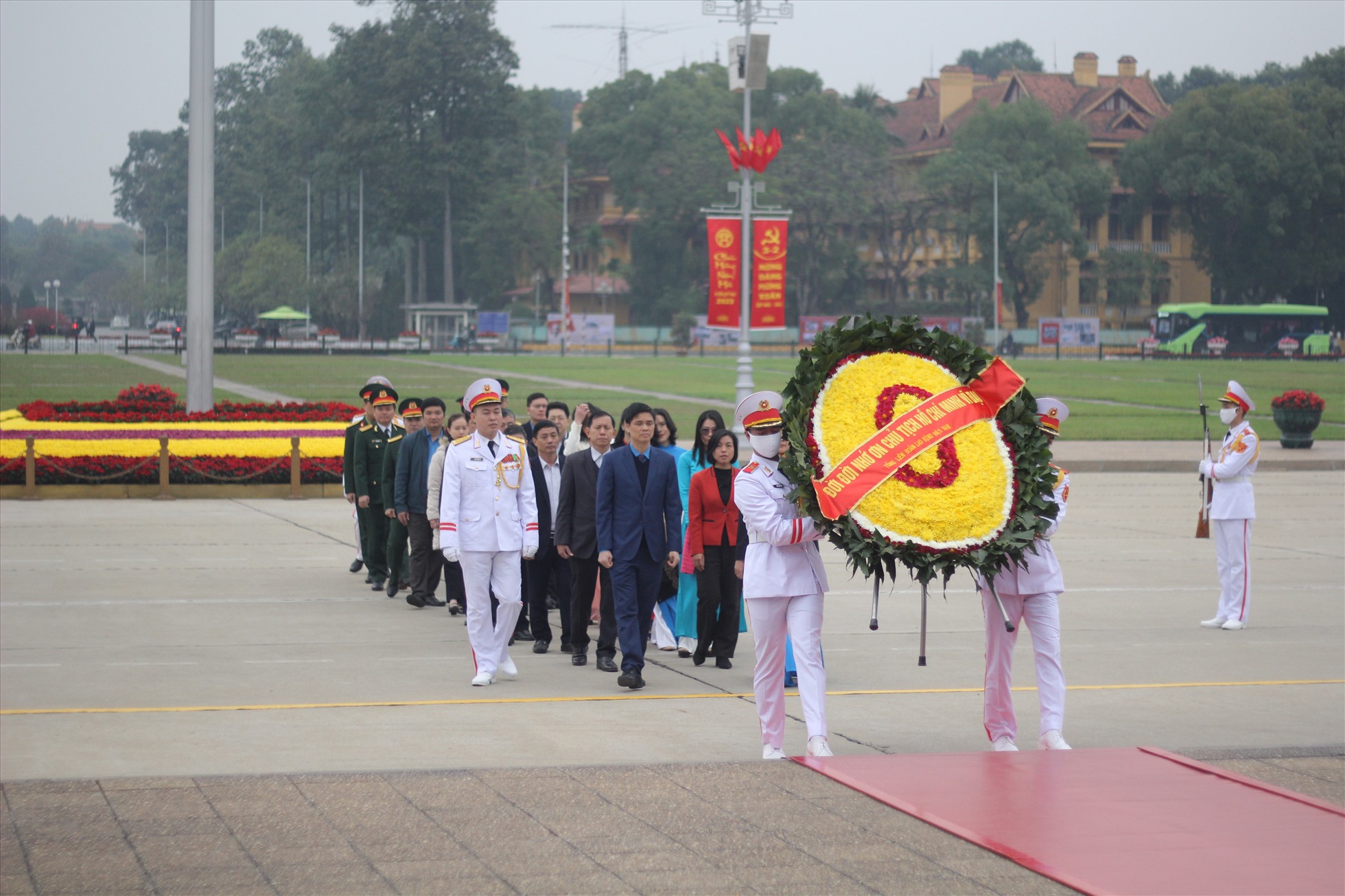 Đoàn viếng của Tổng Liên đoàn Lao động Việt Nam vào viếng Lăng Chủ tịch Hồ Chí Minh. Ảnh: Lương Hạnh.