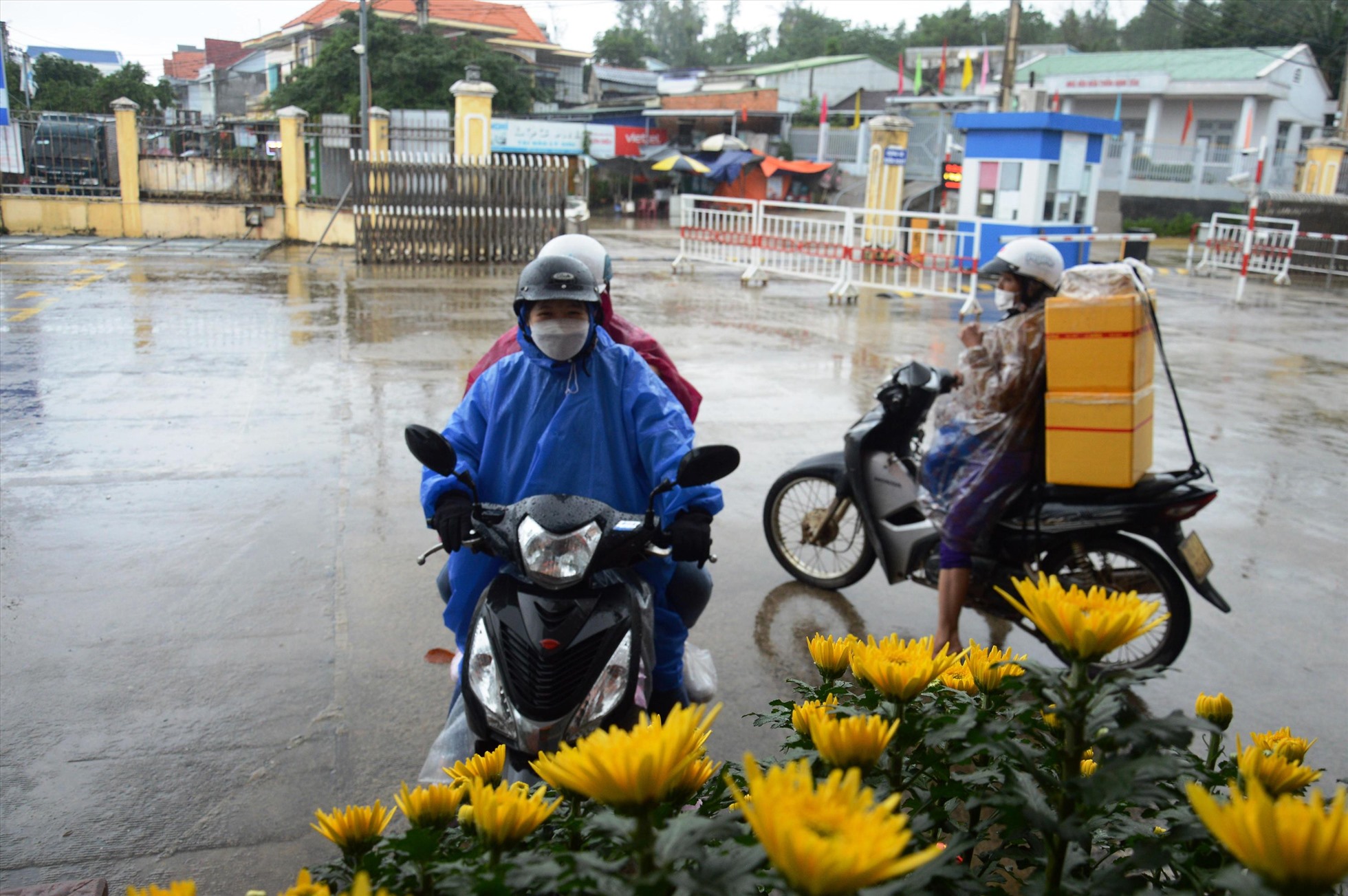 Sau nhiều ngày chờ đợi tàu vì biển động, ngày 19.1, tàu chở khách tuyến Sa Kỳ- Lý Sơn đã hoạt động trở lại, người dân đảo Lý Sơn được về quê ăn Tết. Ảnh: Ngọc Viên