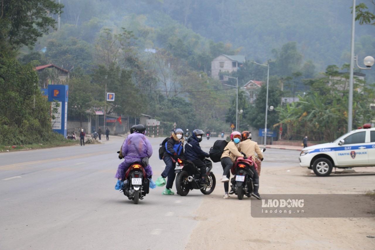 Những ngày cuối năm, lương phương tiện trên các tuyến đường tăng cao. Đặc biệt rất nhiều người dân lưu thông bằng xe máy để về quê đón Tết.
