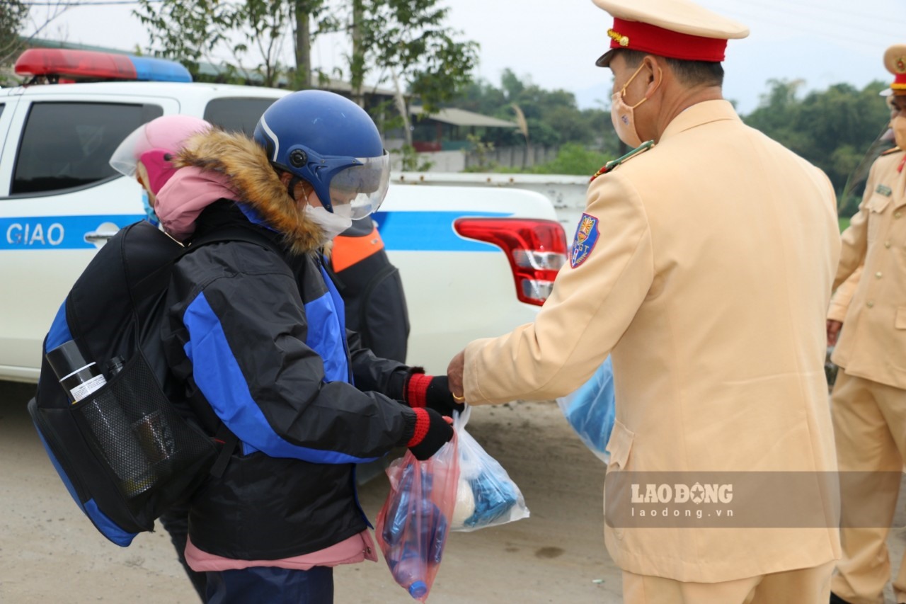 Các chiến sĩ CSGT dặn dò người dân cần đảm bảo an toàn khi di chuyển trên đường,