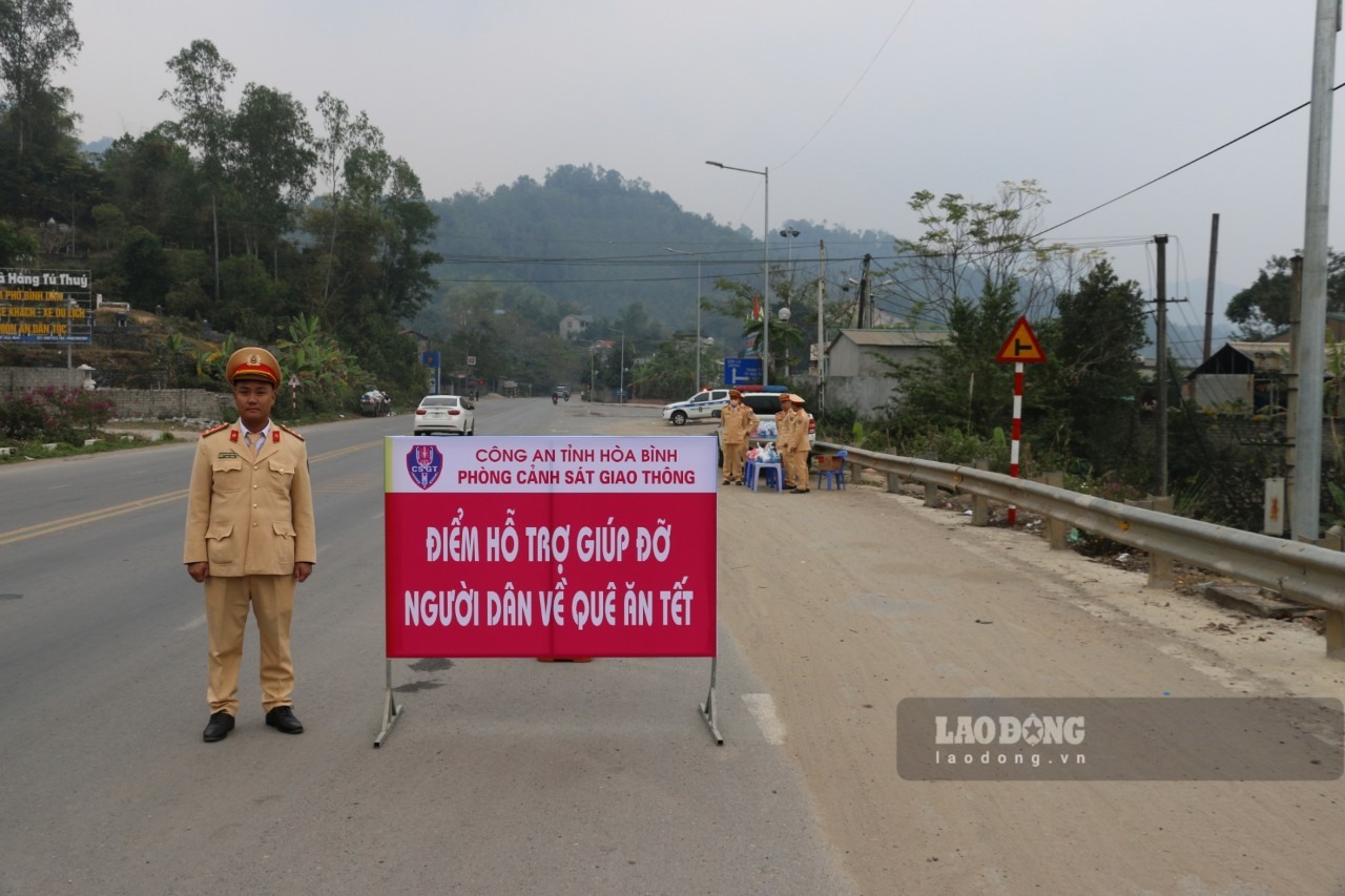 Để đảm bảo An toàn giao thông cũng như hỗ trợ người dân về quê đón Tết, lực lượng CSGT ở tỉnh Hòa Bình đã lập nhiều điểm dọc các tuyến đường nhằm hỗ trợ cho người dân.
