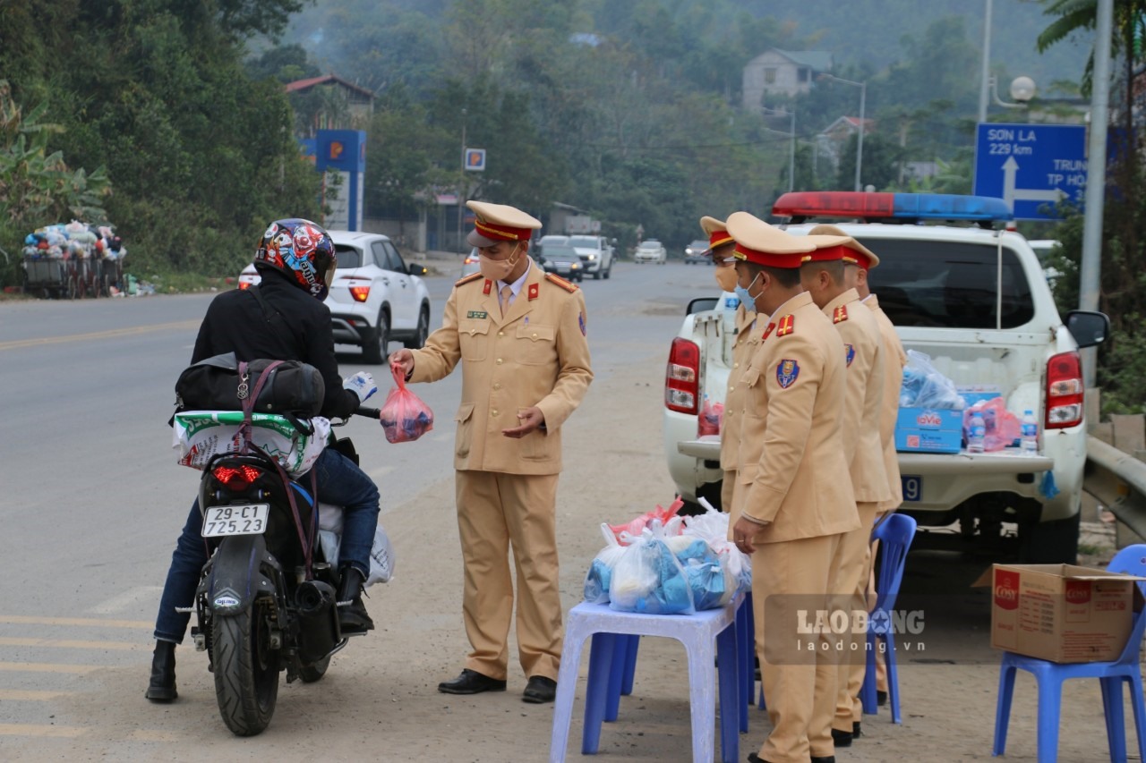 Bên cạnh đó, các chiễn sĩ CSGT sẽ nhắc nhở người dân kiểm tra các yếu tố kỹ thuật của phương tiện cũng như dặn dò việc đảm an toàn khi di chuyển trên đường.