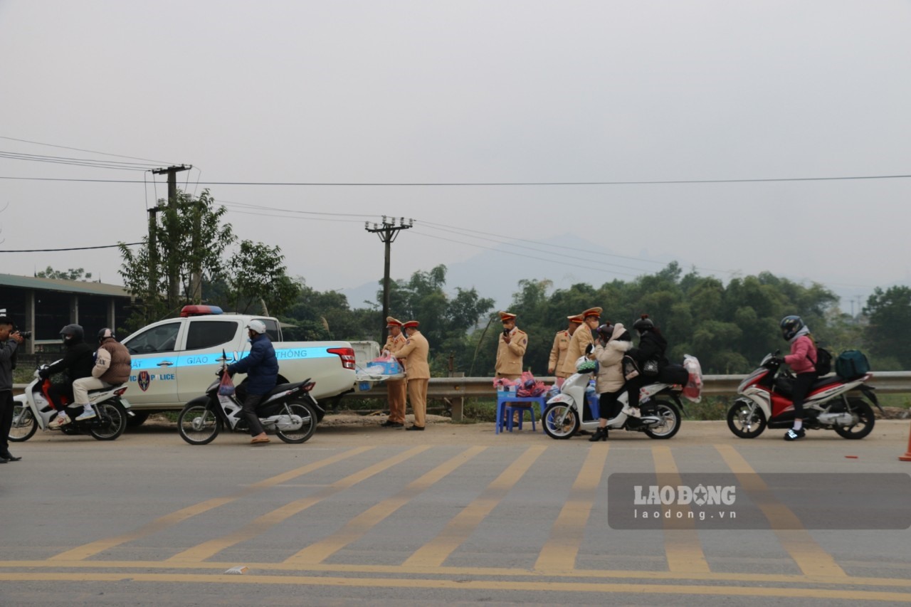 Tại đây, người dân sẽ được hỗ trợ nước uống, đồ ăn nhanh, áo mưa....