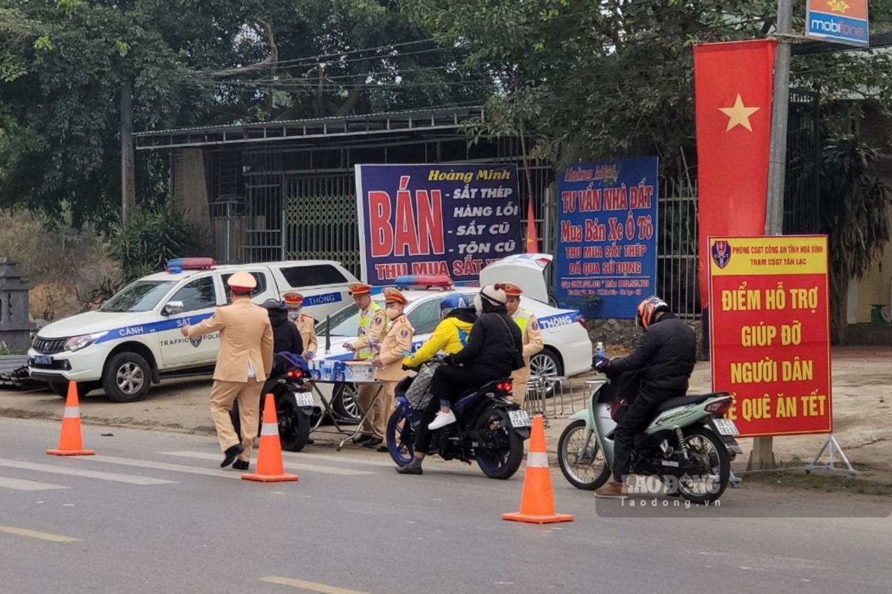 Ghi nhận của PV Báo Lao Động tại Quốc lộ 6 đoạn qua các huyện Tân Lạc, Cao Phong, TP Hòa Bình, ngay từ sáng sớm, các chiến sĩ CSGT đã có mặt để sẵn sàng hỗ trợ người dân.