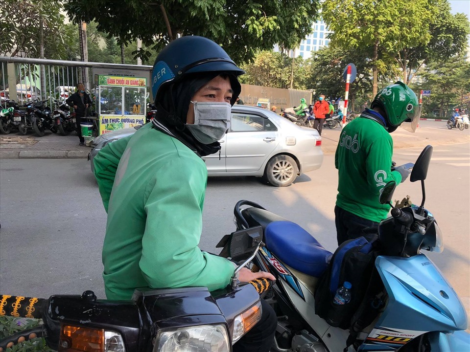 Những ngày gần đây, nhiều khách hàng tại Hà Nội phải chật vật để gọi taxi, xe ôm công nghệ dù giá cước nhiều thời điểm tăng cao.