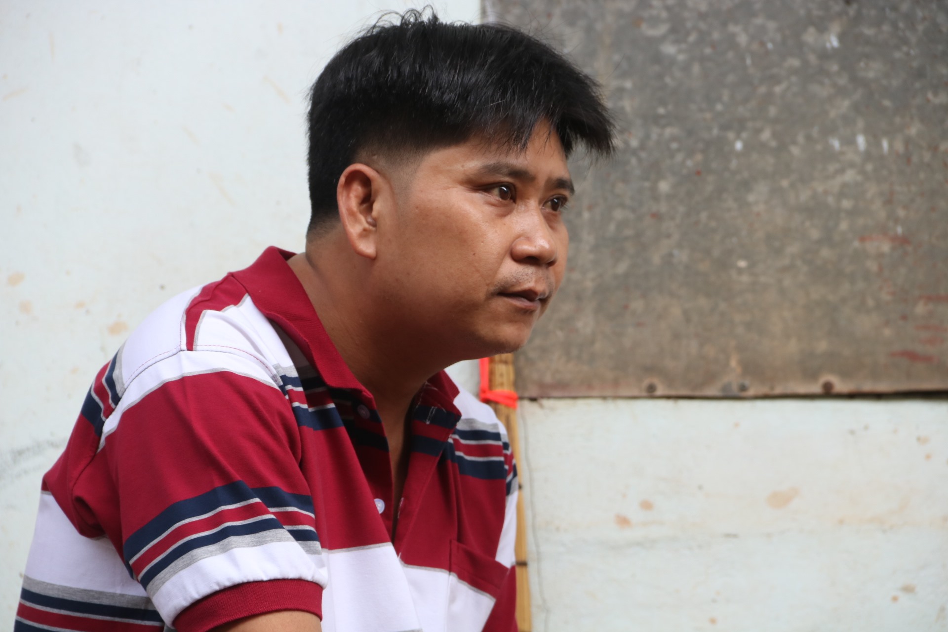 Anh Huỳnh Chí Tình (42 tuổi, quê Trà Vinh) cũng ngồi bần thần ở dãy trọ.