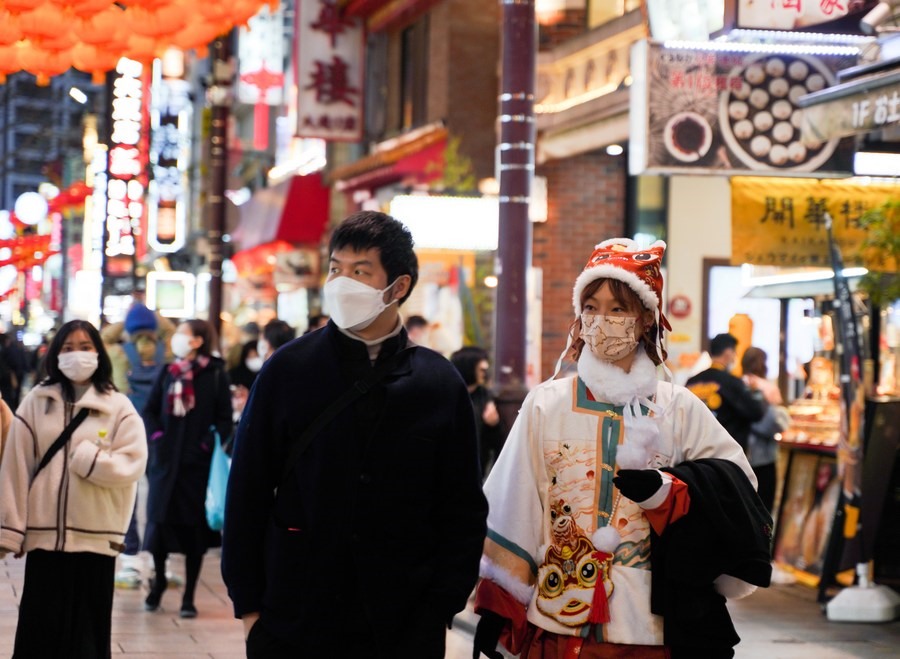 Người dân ra phố tận hưởng ngày Tết ở Nhật. Ảnh: Xinhua