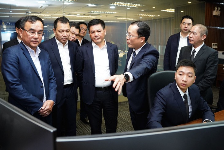 Bộ trưởng kiểm tra tình hình vận hành điện tại Trung tâm Điều độ hệ thống điện quốc gia (A0) - Ảnh: Nguyễn Minh