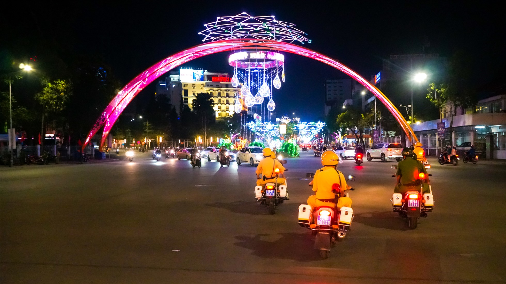 Lưcj lượng CSGT điều tiết giao thông cho người dân vui đón năm mới. Ảnh: Tạ Quang