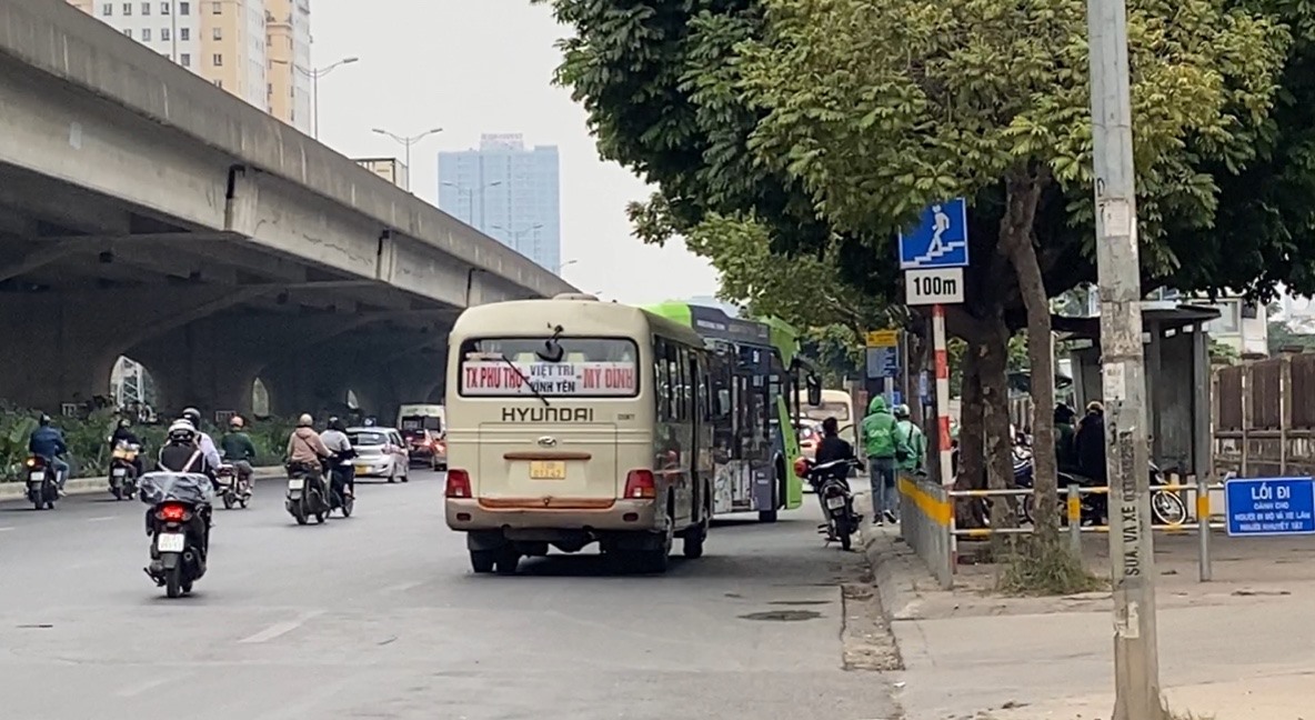 Ghi nhận tại tuyến đường Phạm Hùng, nhiều xe khách di chuyển như rùa bò, để đón khách dọc đường.