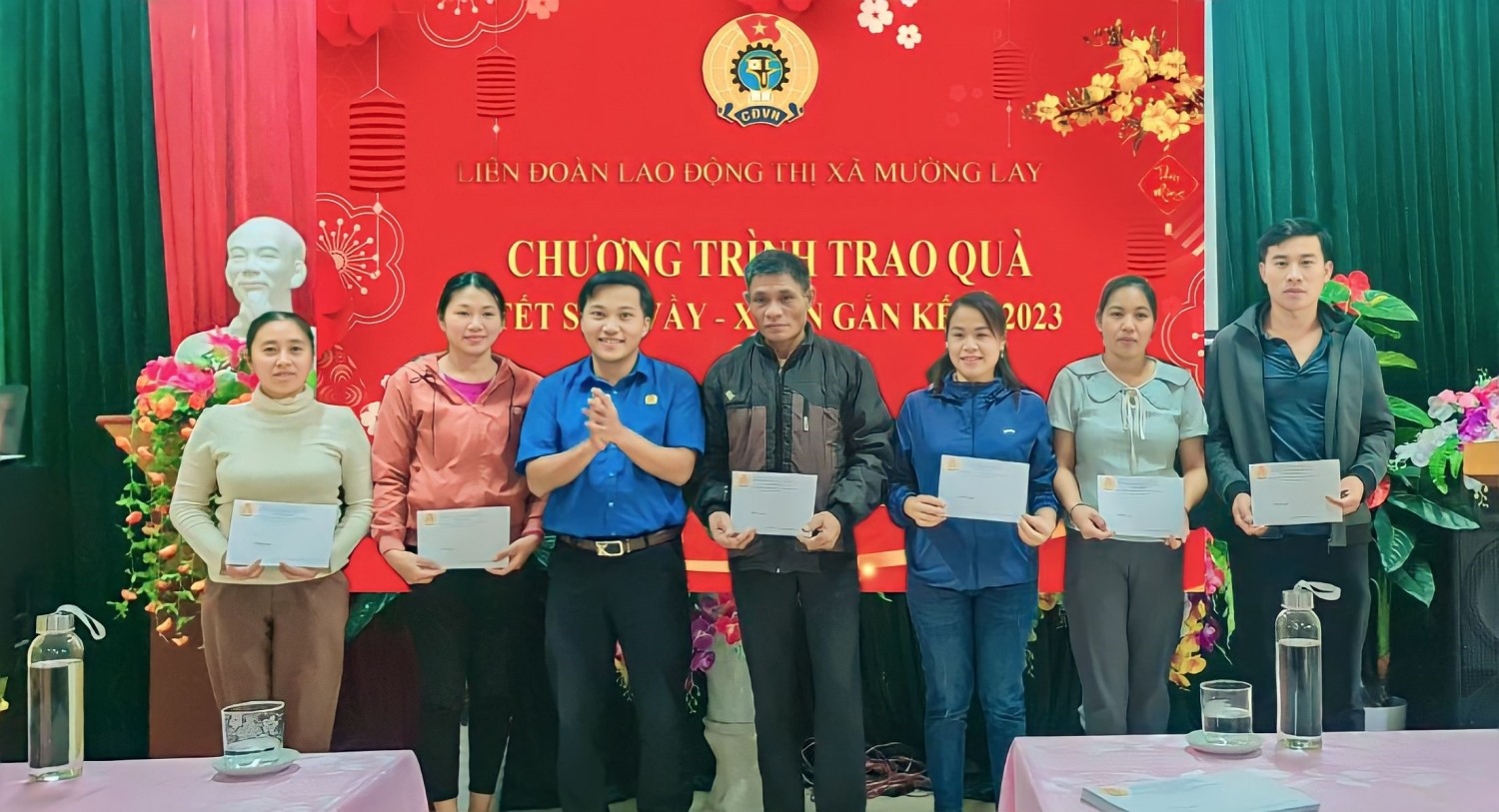 LĐLĐ thị xã Mường Lay tặng quà cho đoàn viên và người lao động có hoàn cảnh khó khăn trên địa bàn thị xã. Ảnh: Minh Trang.