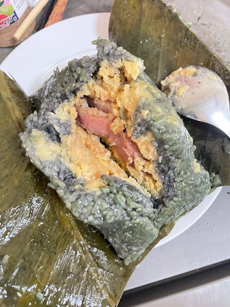 Bánh có màu nâu đen, phần nhân nhân mềm, nhiều thịt. Ảnh: Lan Phương