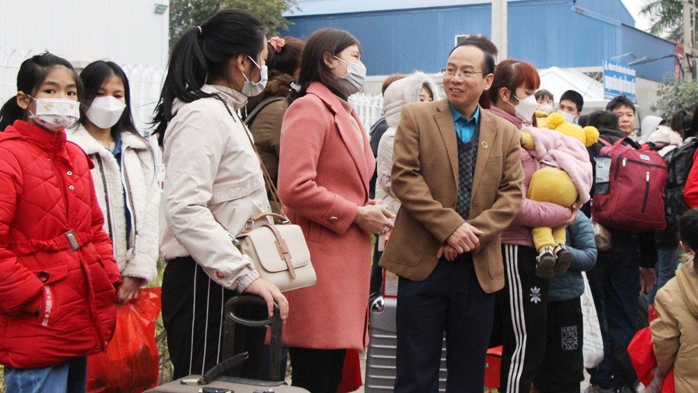 Ông Lê Đức Thọ - Phó Chủ tịch Liên đoàn Lao động tỉnh Bắc Giang - thăm hỏi người lao động trước khi người lao động về quê ăn Tết. Ảnh: Đỗ Trọng