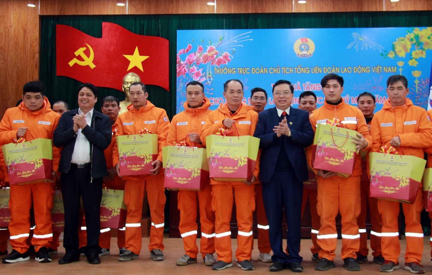 Lãnh đạo Liên đoàn Lao động tỉnh Nam Định trao quà cho cán bộ, công nhân lao động Điện lực TP Nam Định. Ảnh: Văn Đạt