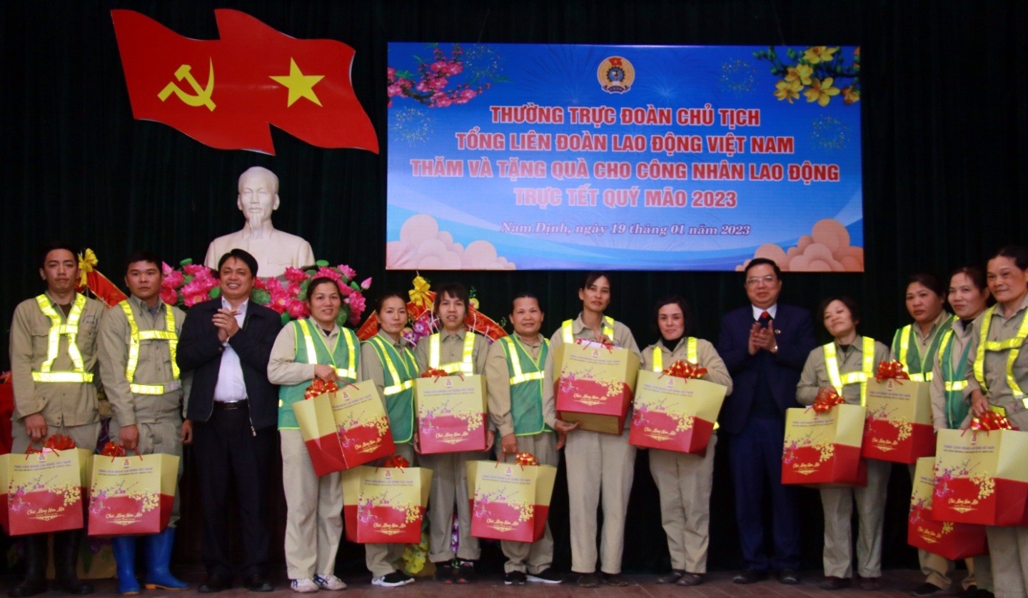 Lãnh đạo Liên đoàn Lao động tỉnh Nam Định trao quà cho cán bộ, công nhân lao động của Công ty CP Môi trường Nam Định. Ảnh: Văn Đạt