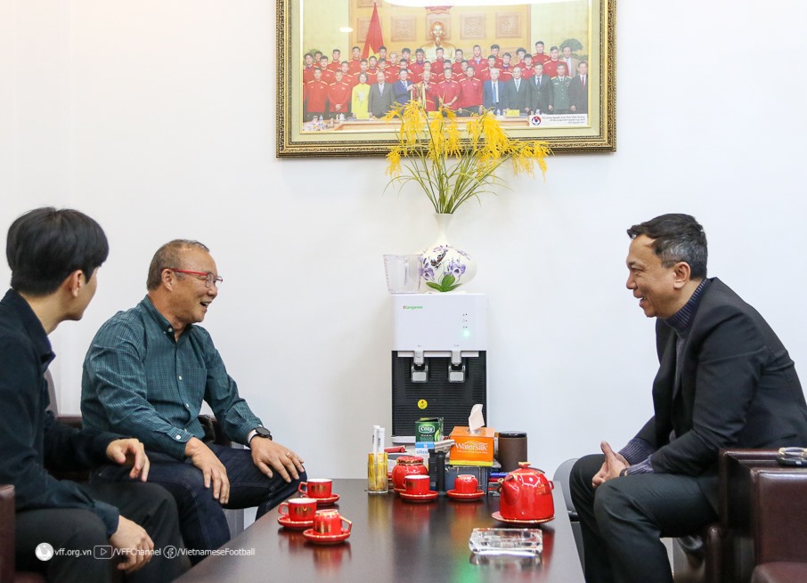 Chủ tịch VFF Trần Quốc Tuấn gặp mặt huấn luyện viên Park Hang Seo tại phòng làm việc trước thềm xuân Quý Mão. Ảnh: VFF